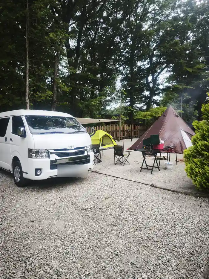 サイトに車を横付けし、テントを設営した様子