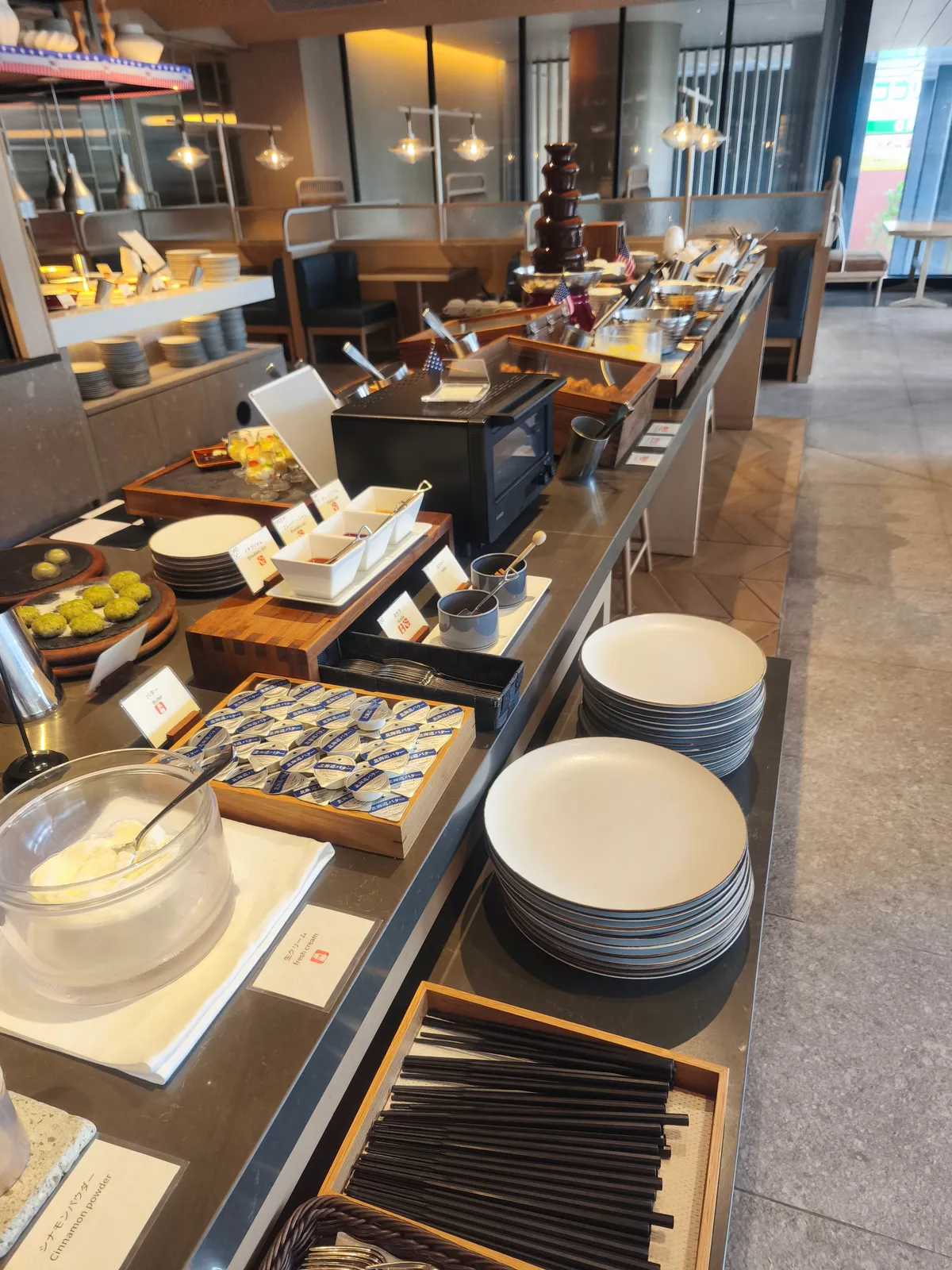 ランチブッフェ会場、料理が並ぶカウンター
