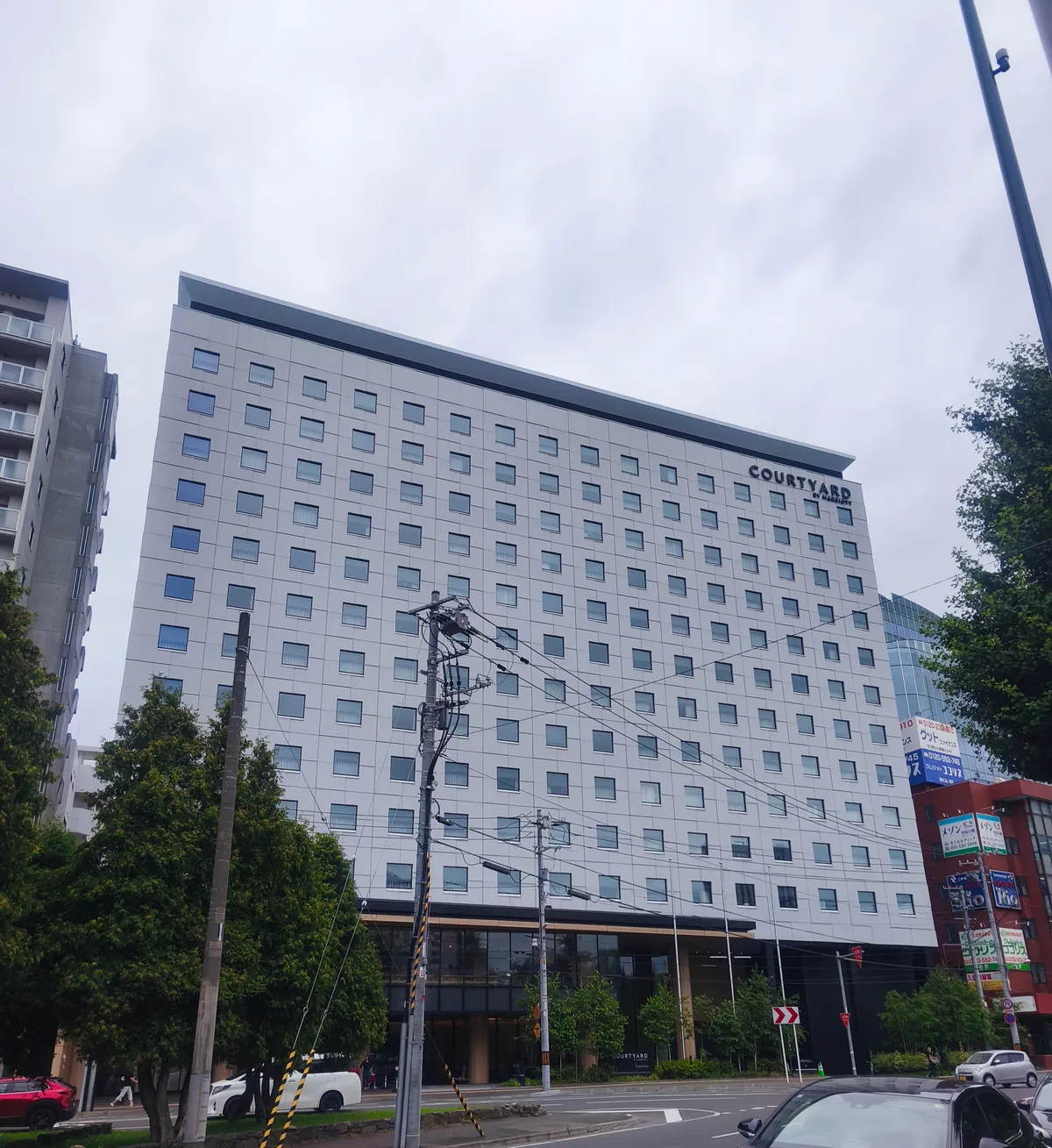 昼間のコートヤード・バイ・マリオット札幌の外観