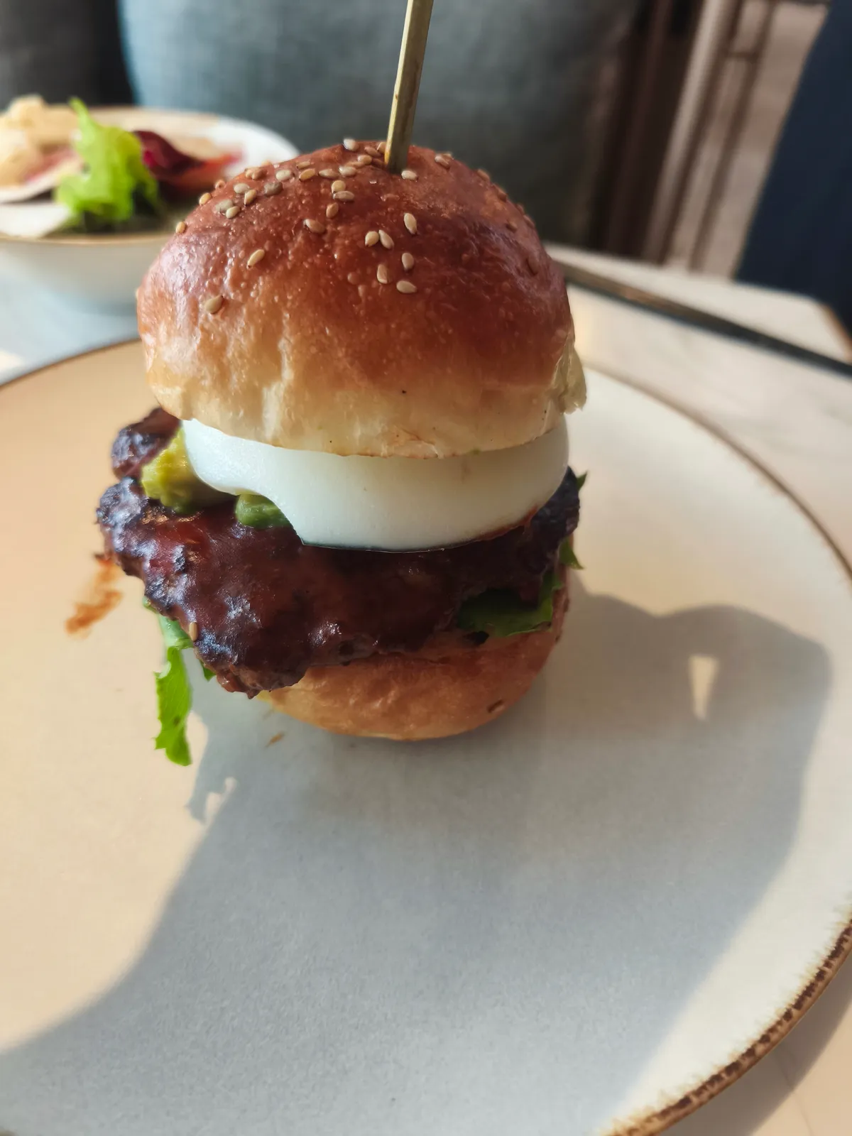 ランチブッフェで提供された別のバーガー