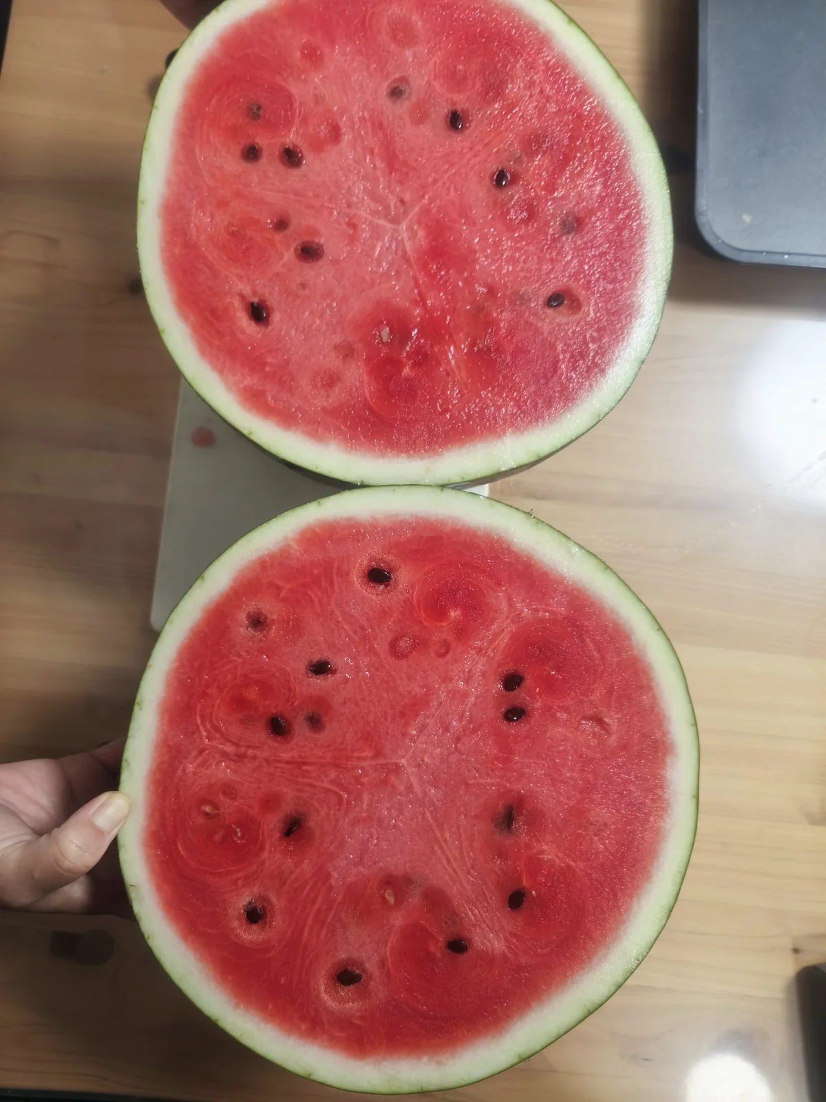 でんすけすいかの断面 赤い果肉と種