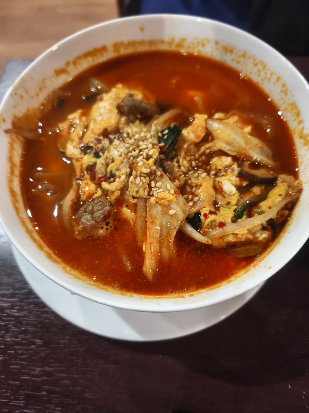 カルビクッパ。卵とごまが入った辛めのスープにお肉が入っている