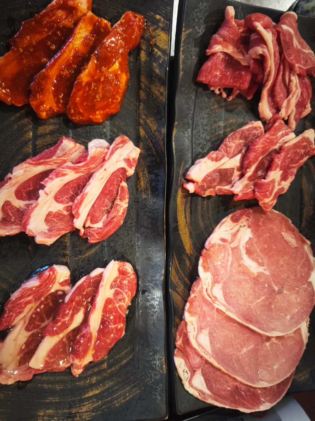 単品で注文したラム肉。タレ漬けのものとそのままのものが並ぶ