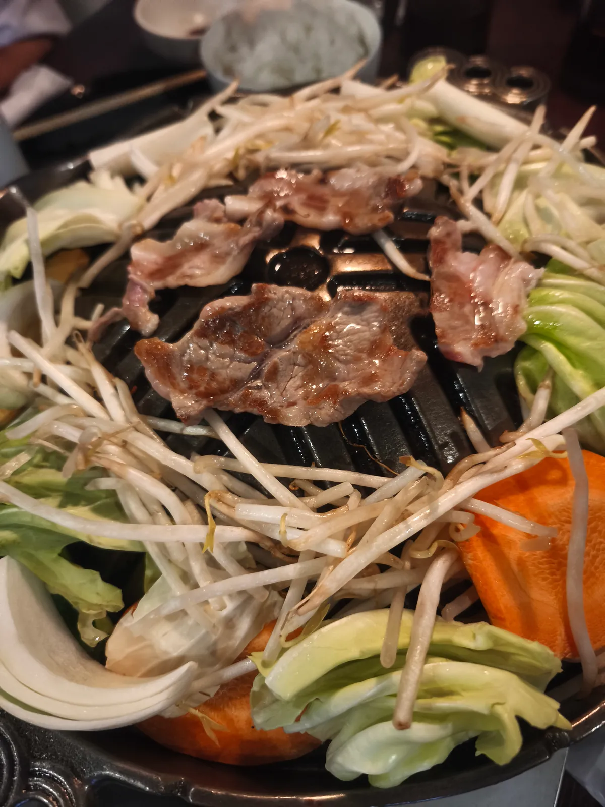 無煙ロースターで肉と野菜を焼いているところ