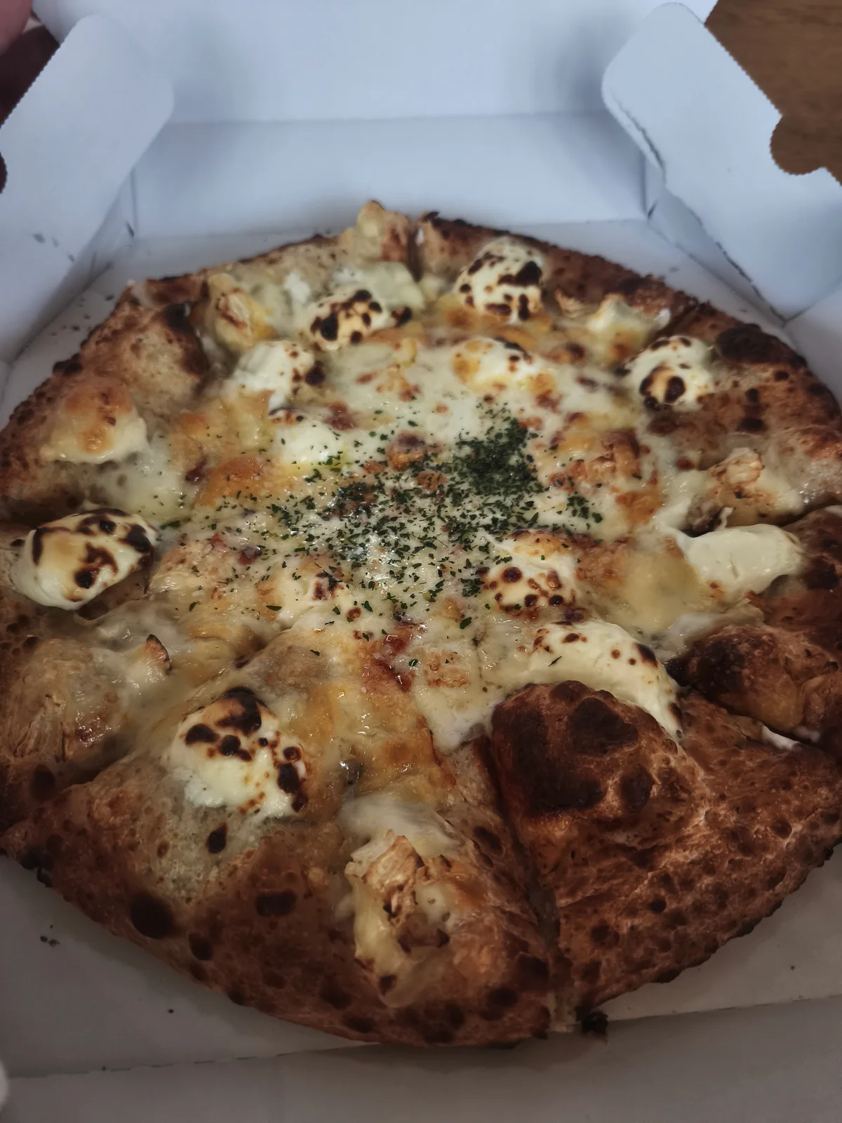焼きたてのクワトロケラー。4種のチーズがたっぷり乗った天然酵母ピザ