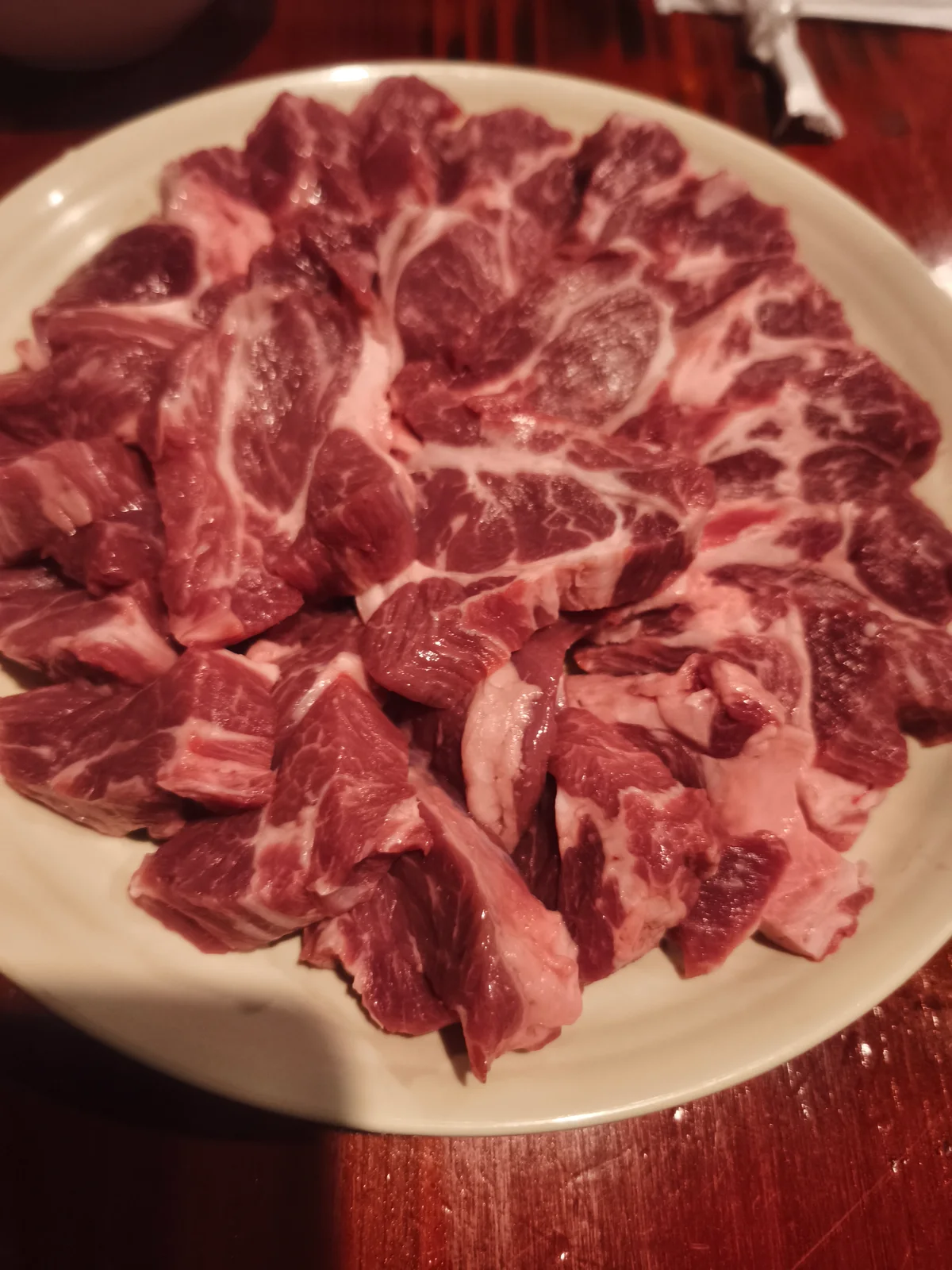 皿に盛られた分厚いラム肉
