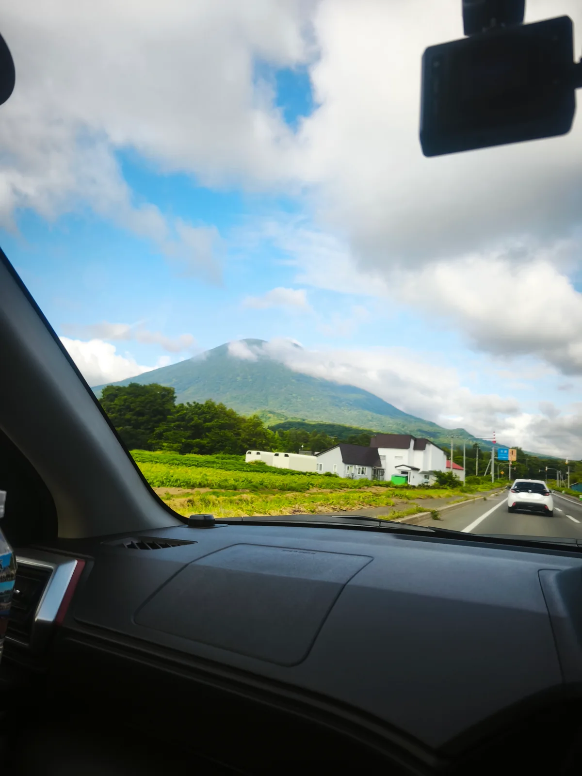 車窓から見た羊蹄山。山頂付近に雲がかかっている