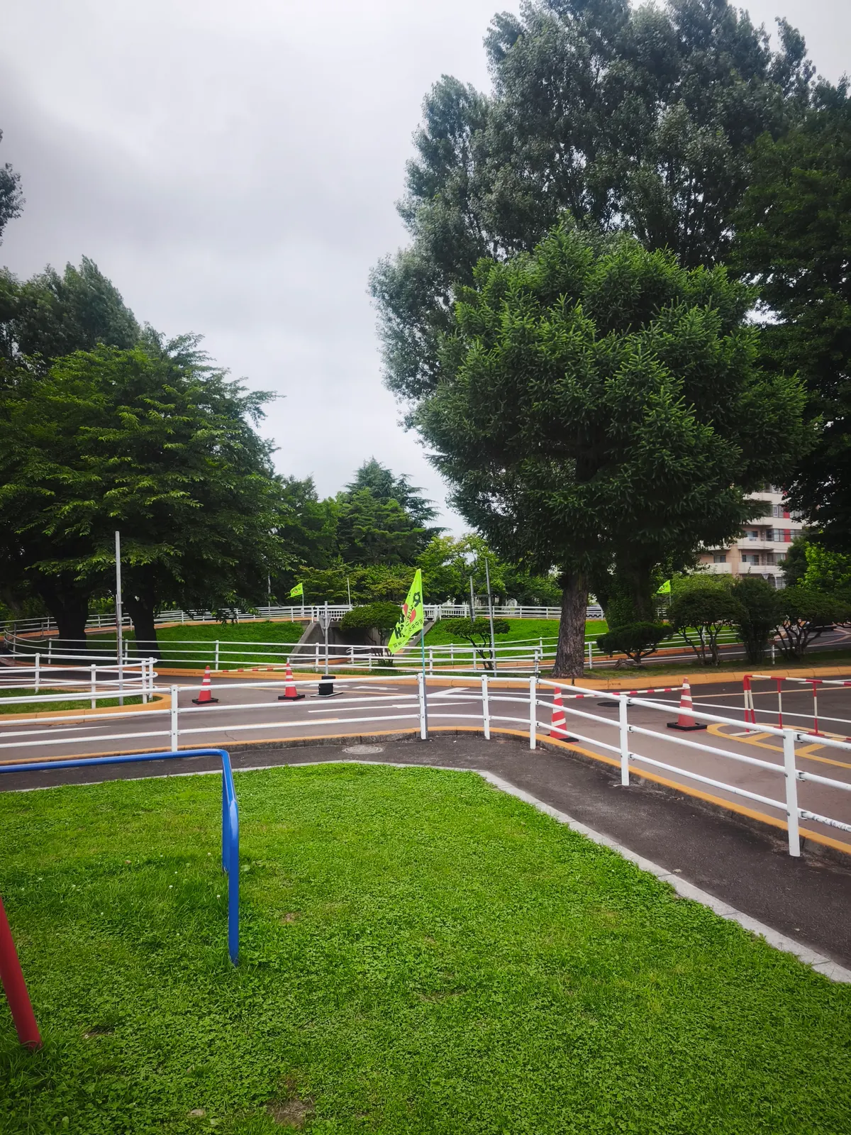 コース脇に木々や芝生が広がる、函館市梁川交通公園の園内風景