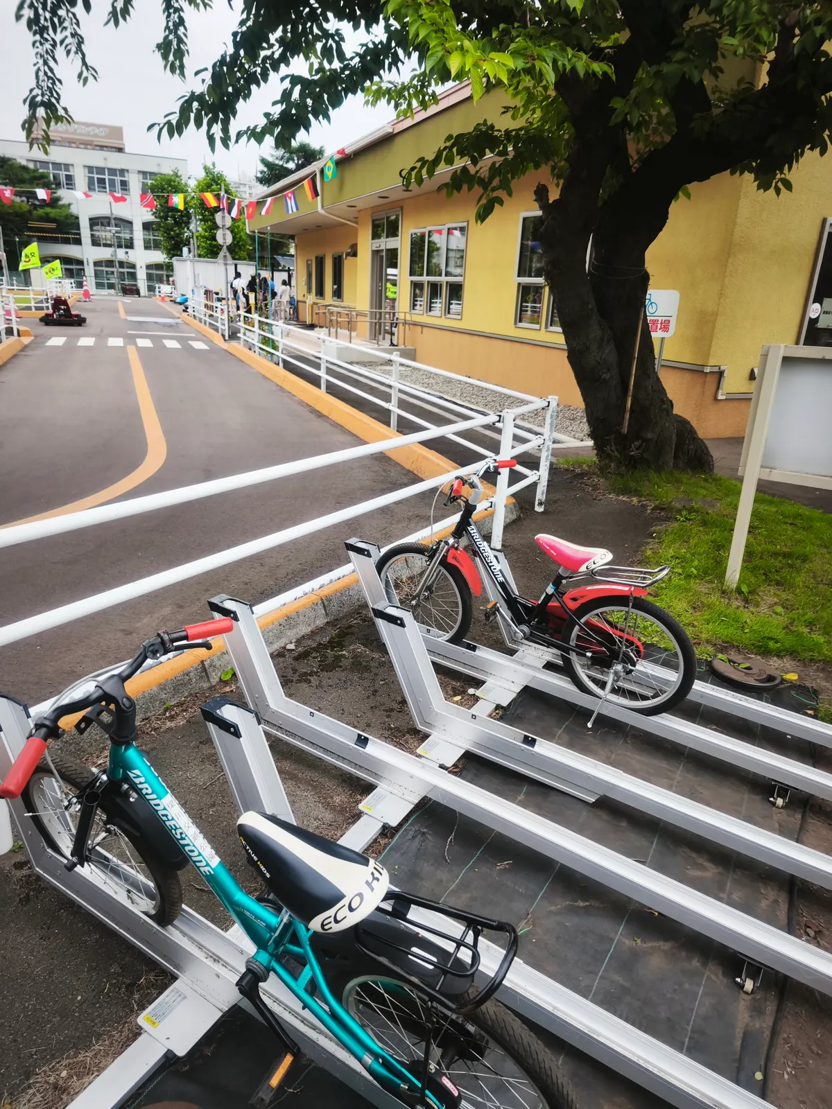 貸自転車置き場に停められた子供用自転車2台