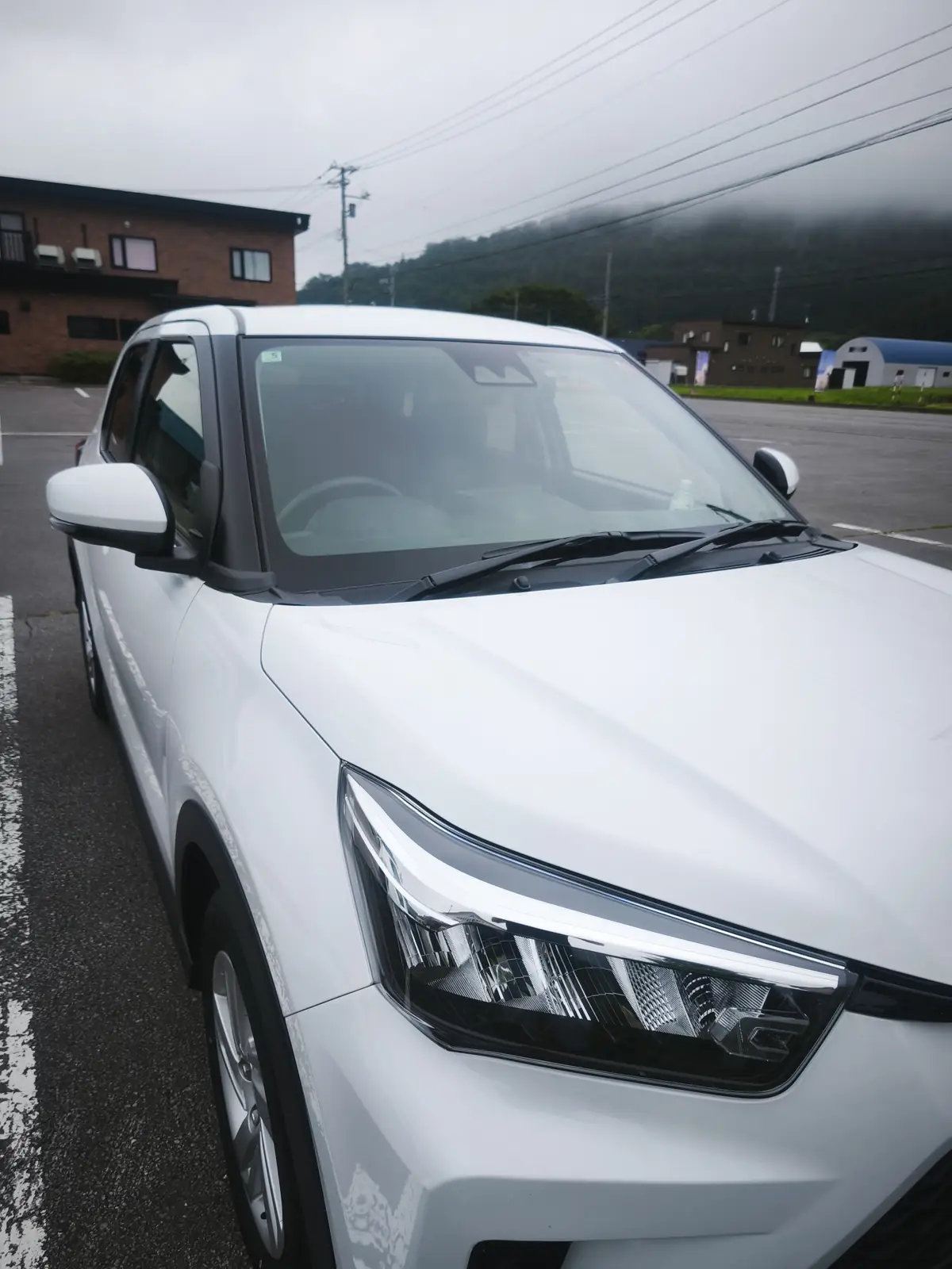 空港で受け取ったレンタカーのトヨタ ライズ