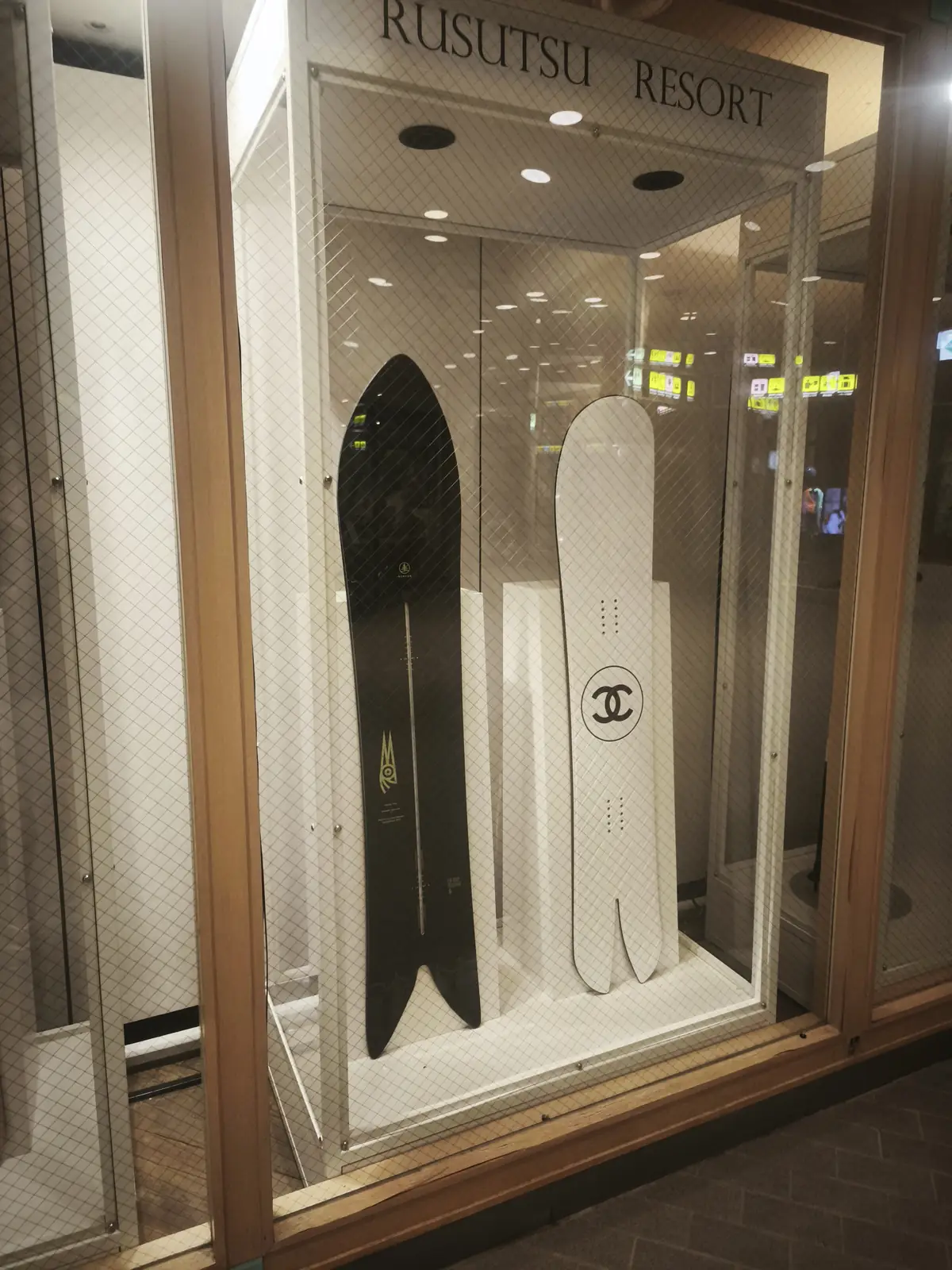 ロビーに展示されていたスキー・スノーボード