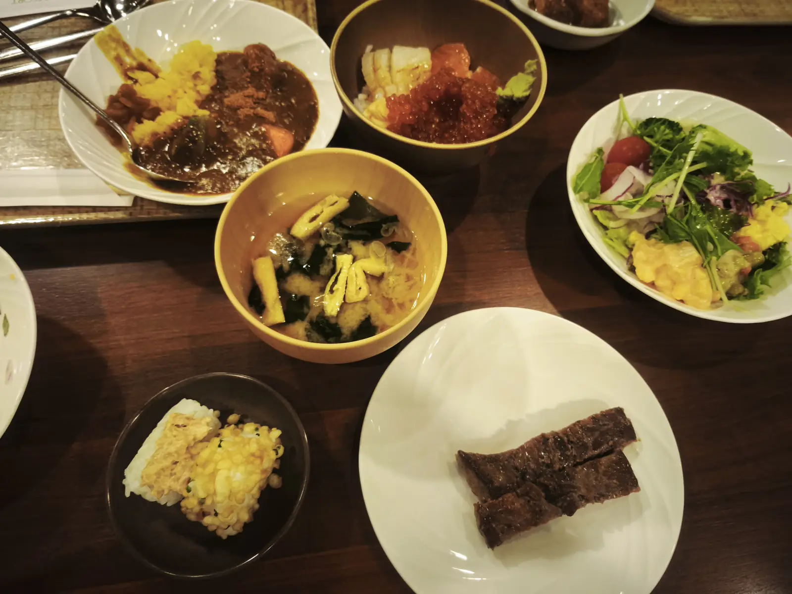 盛り付けた牛肉料理といくら丼