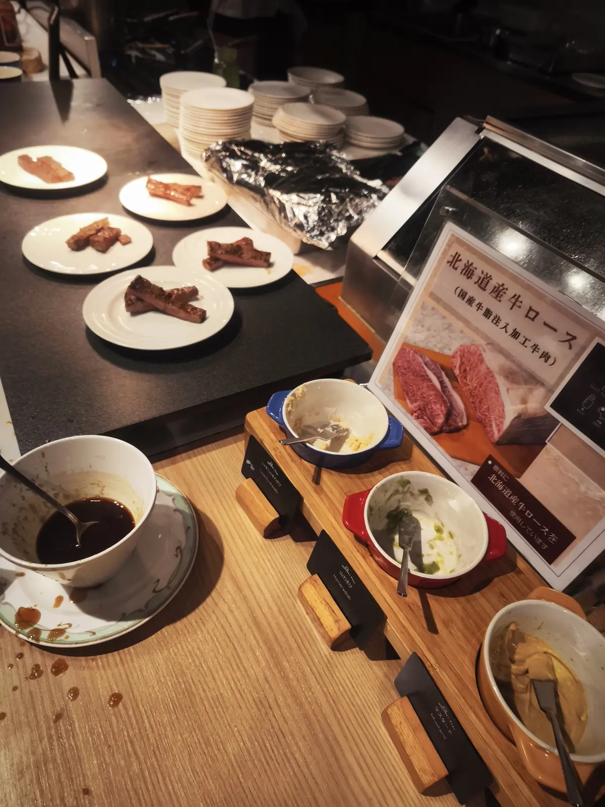 北海道産牛ロースの提供台、焼き上げられた肉が並ぶ