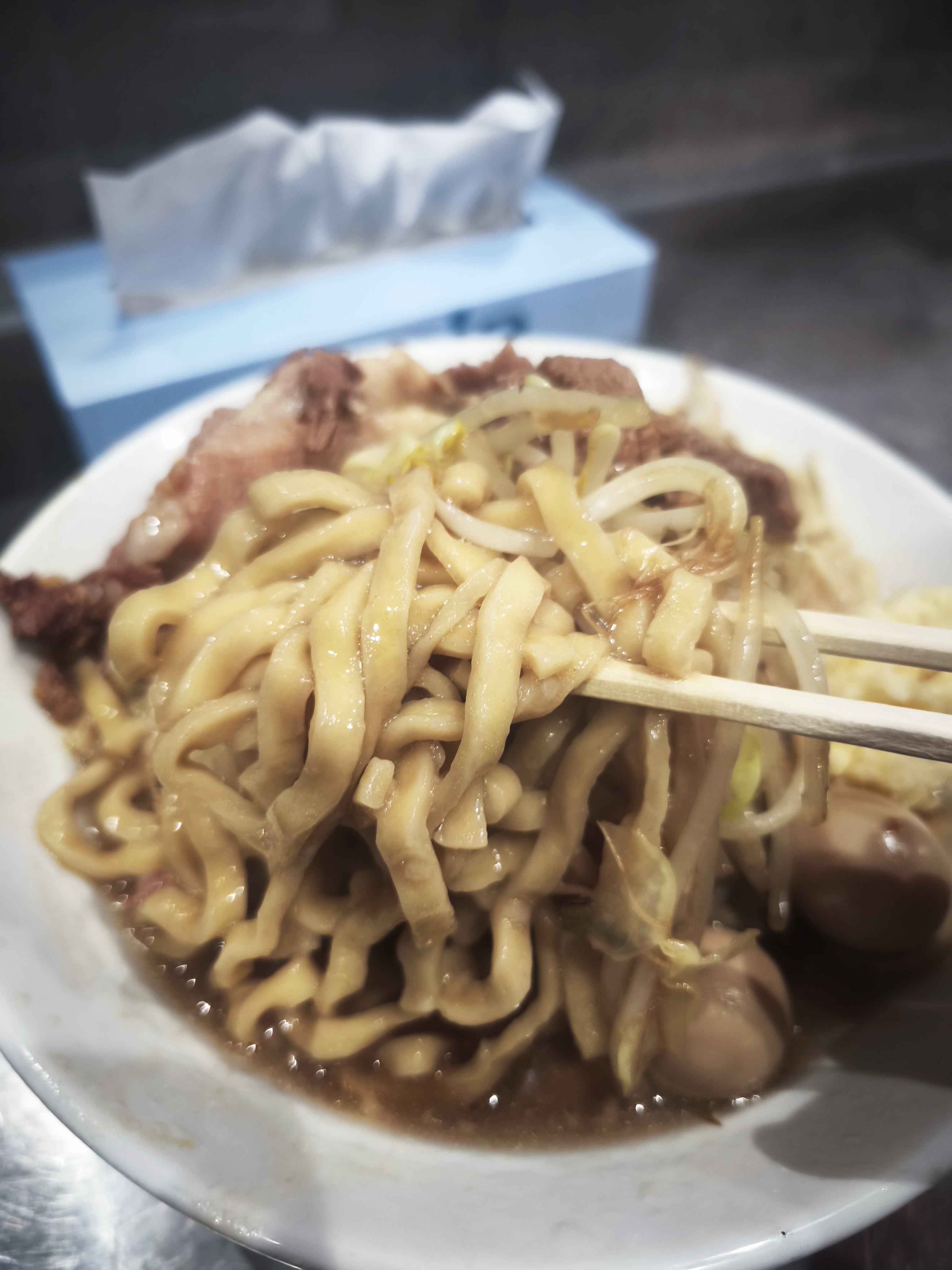 麺を持ち上げたところ。太めの麺と炒め野菜が絡む