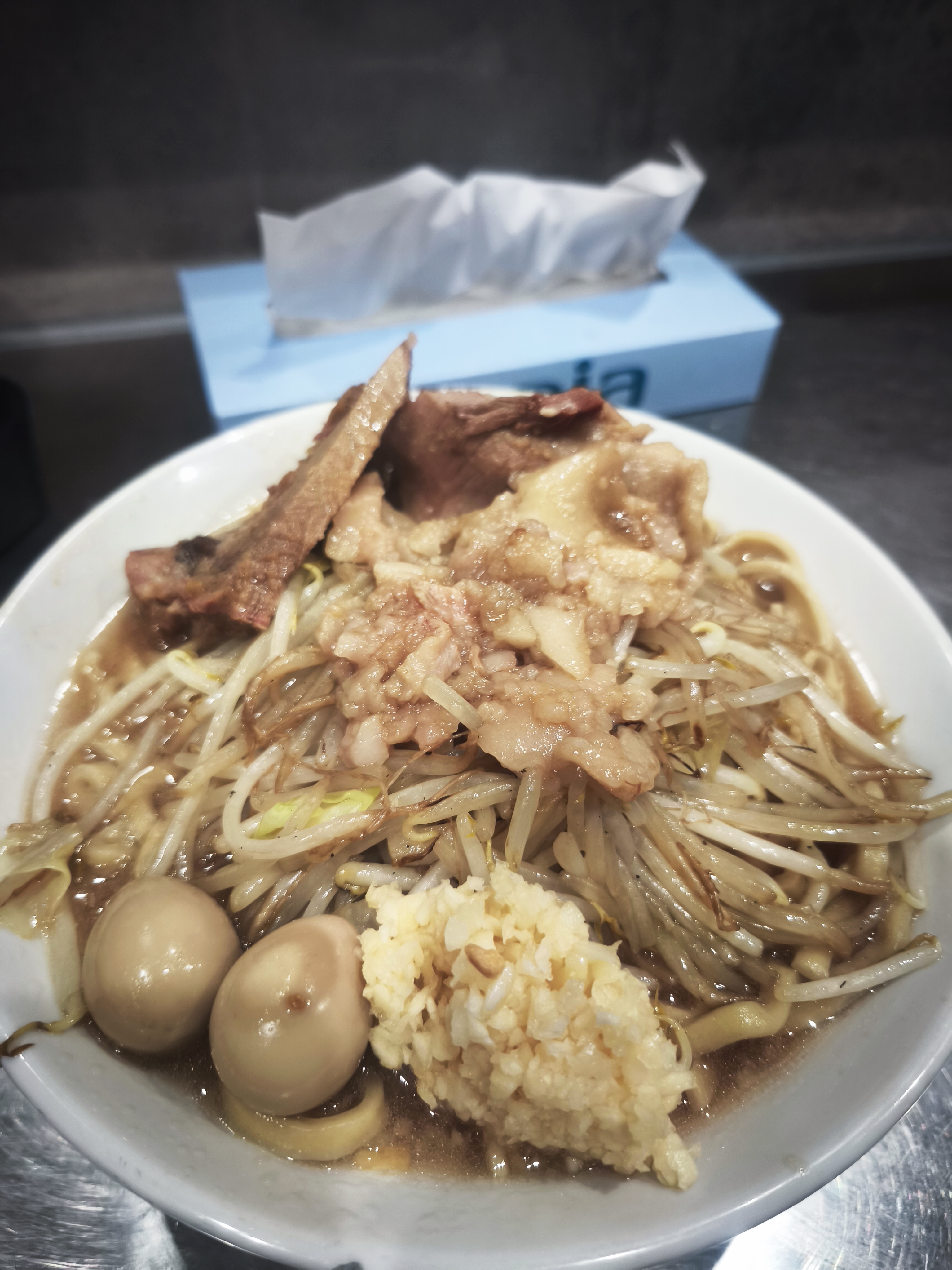 着丼したらーめん。炒め野菜がこんもり盛られ、分厚いチャーシューと味玉が2個のった一杯