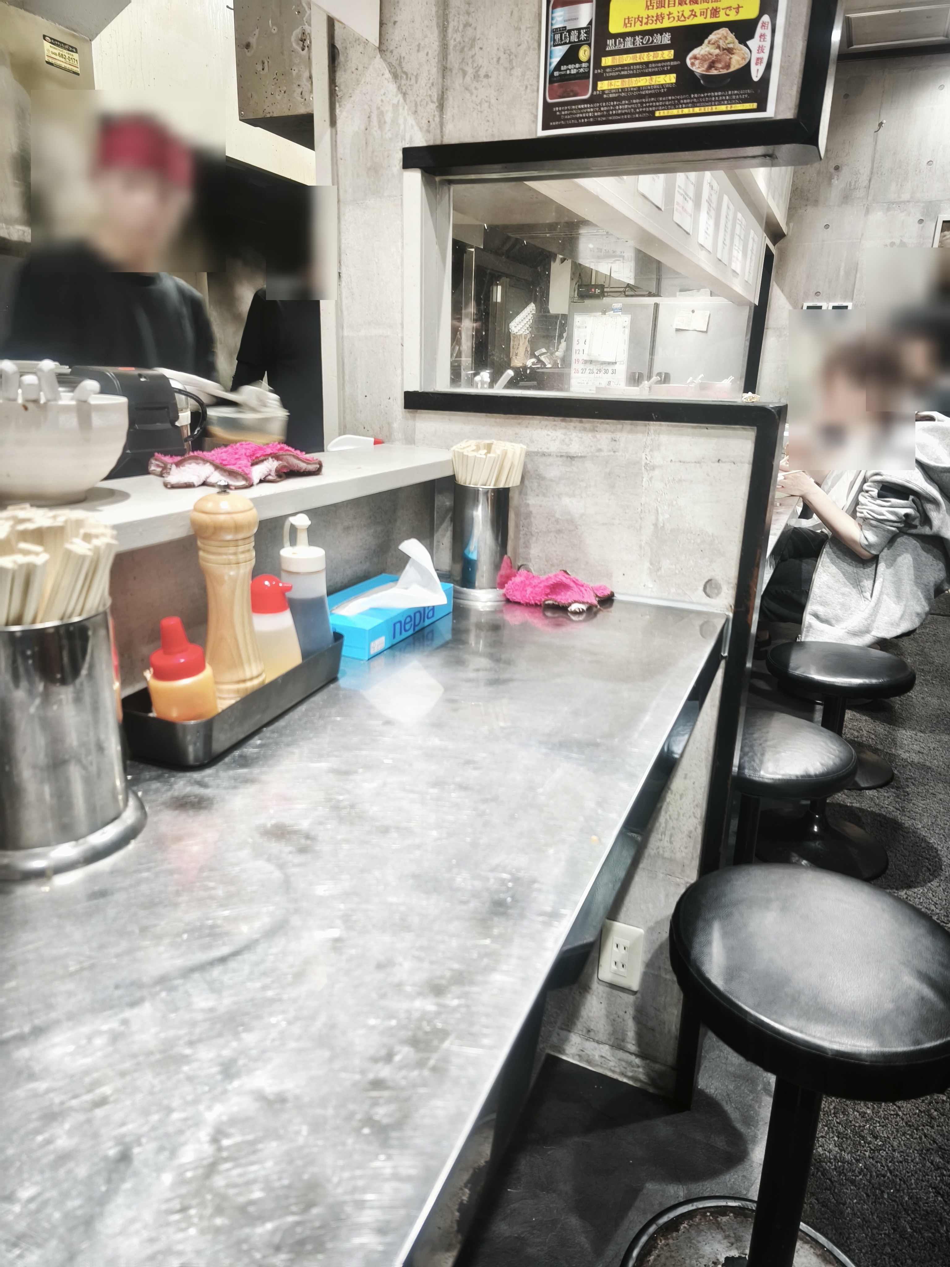 店内カウンター席の様子(人物の顔はぼかし処理しています)