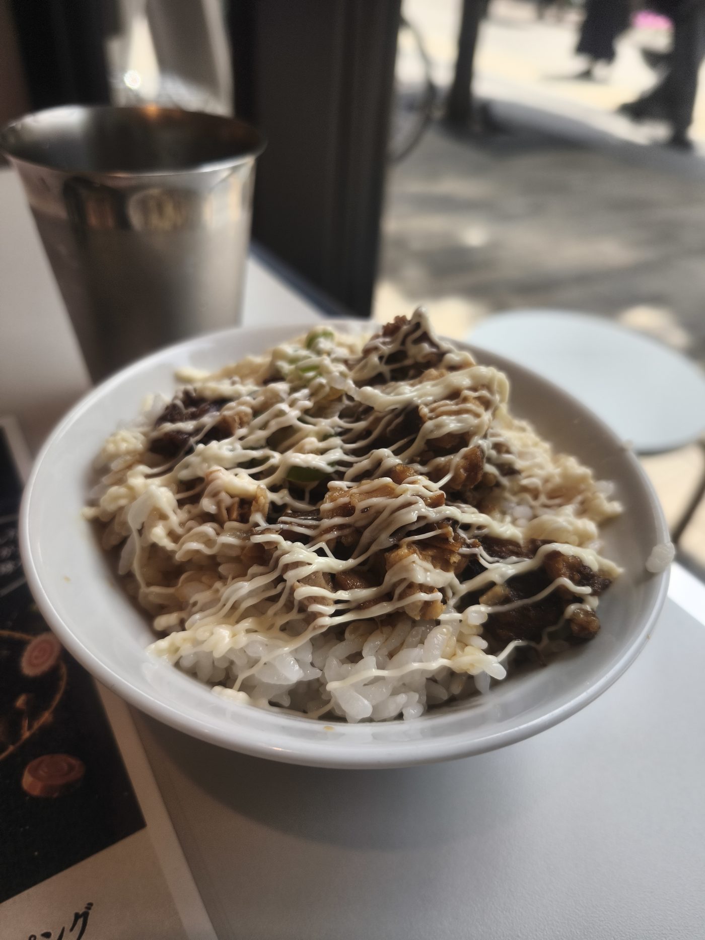 人類みな麺類の豚丼。タレで味付けされた分厚いチャーシューを白米にのせた一杯