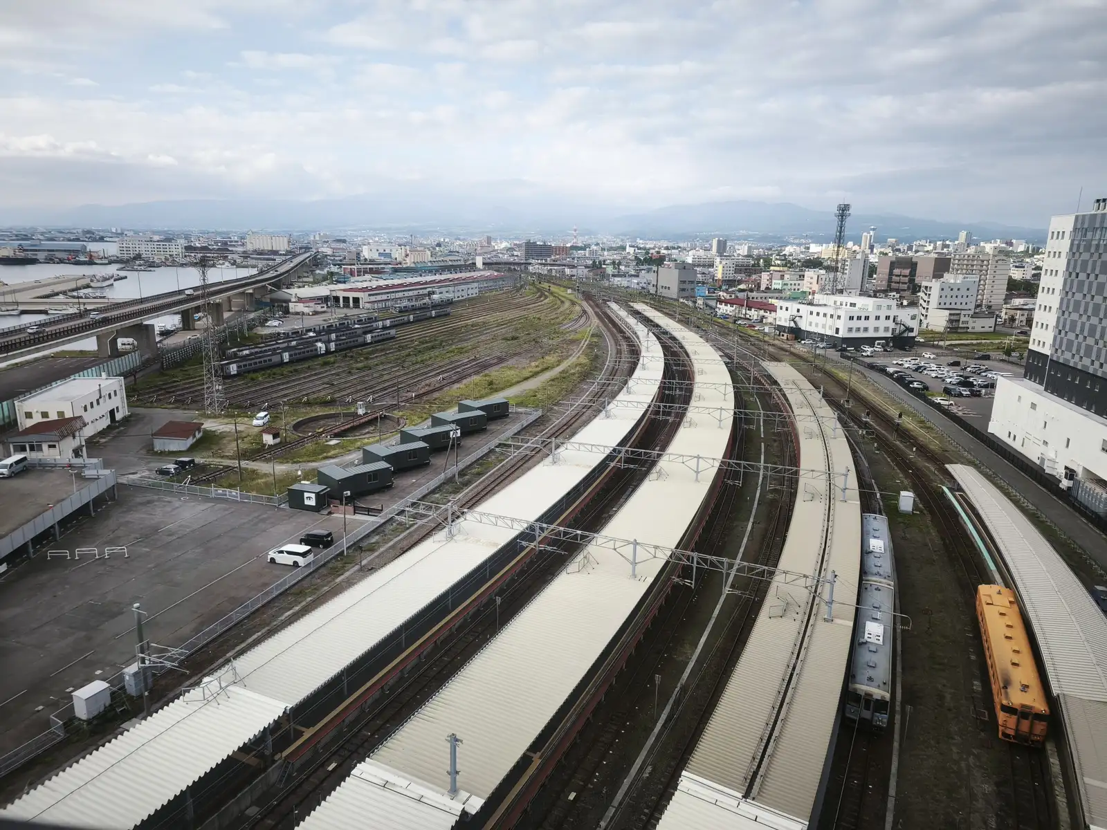 客室の窓から見える函館駅の線路と行き交う車両