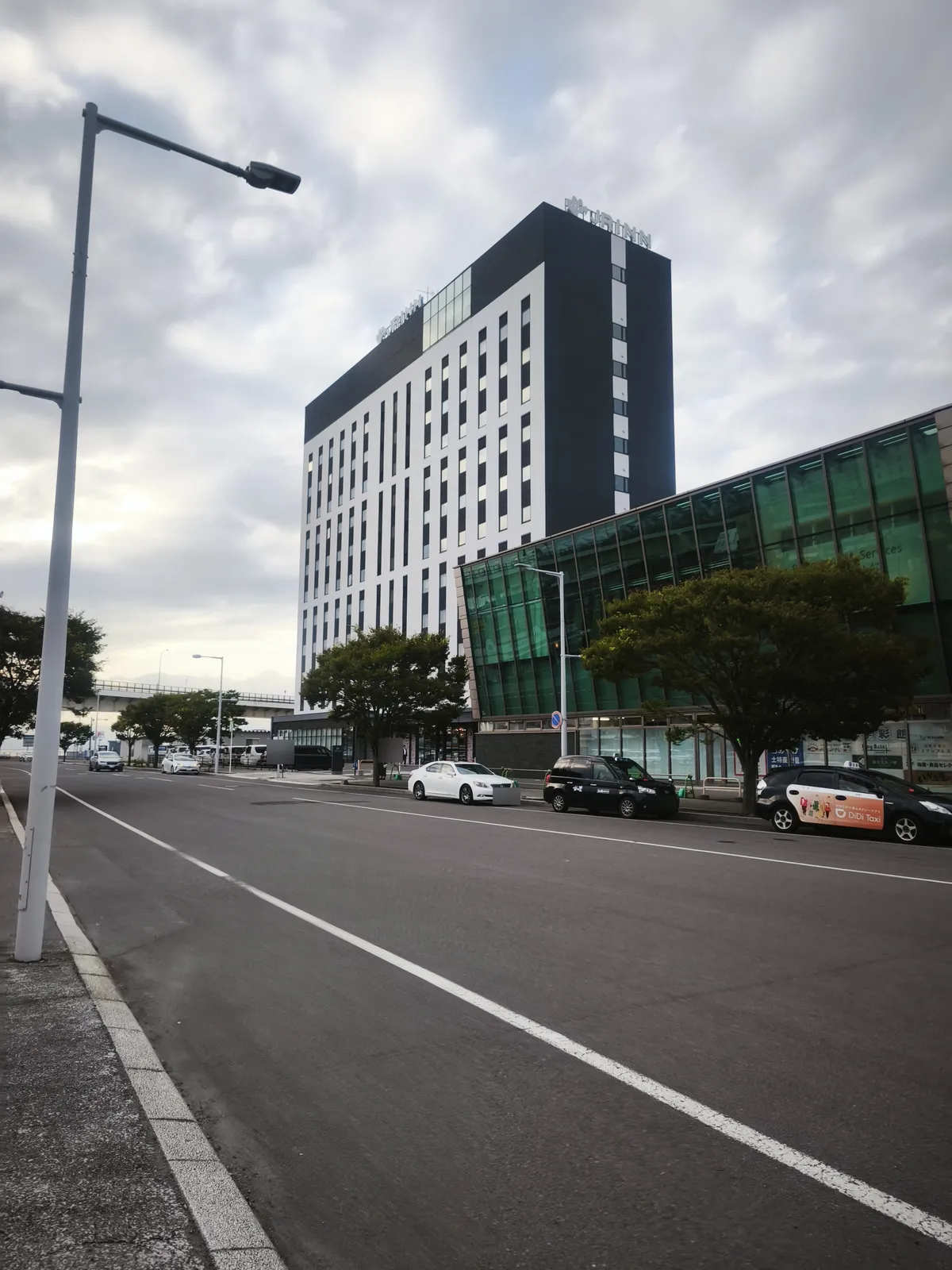 JRイン函館の建物外観と駅前の道路