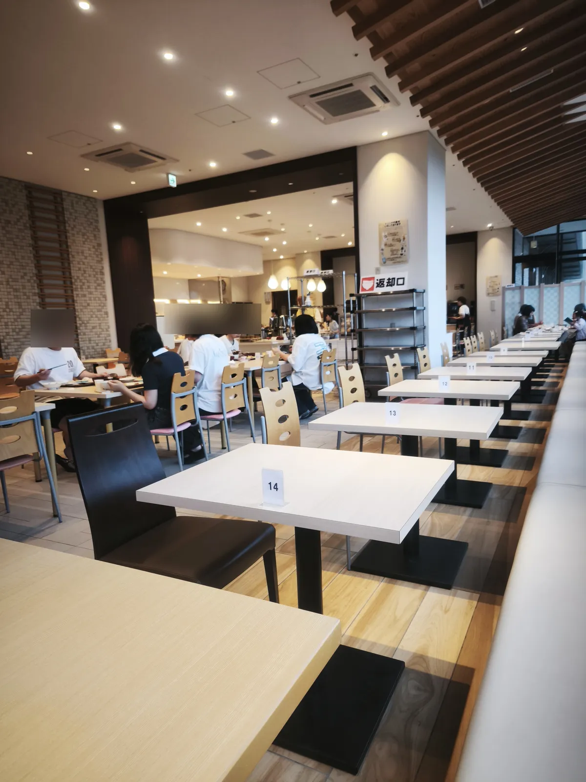 朝食会場のテーブル席の様子