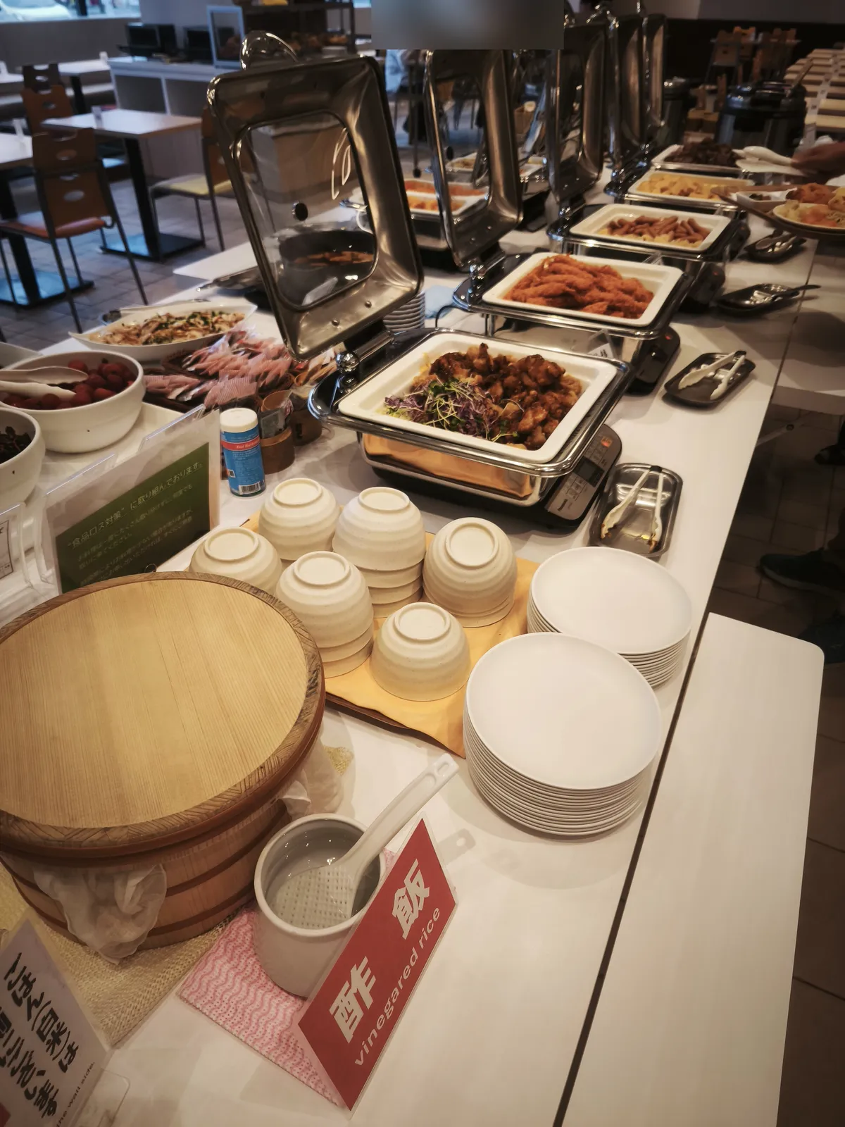 唐揚げなど温かい料理が並ぶビュッフェコーナー