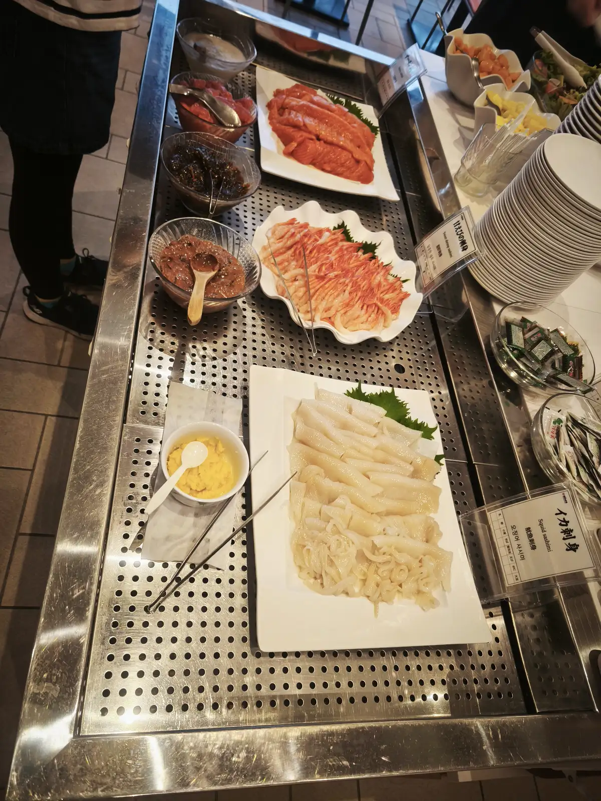 イカと厚切りサーモンの刺身が並ぶカウンター