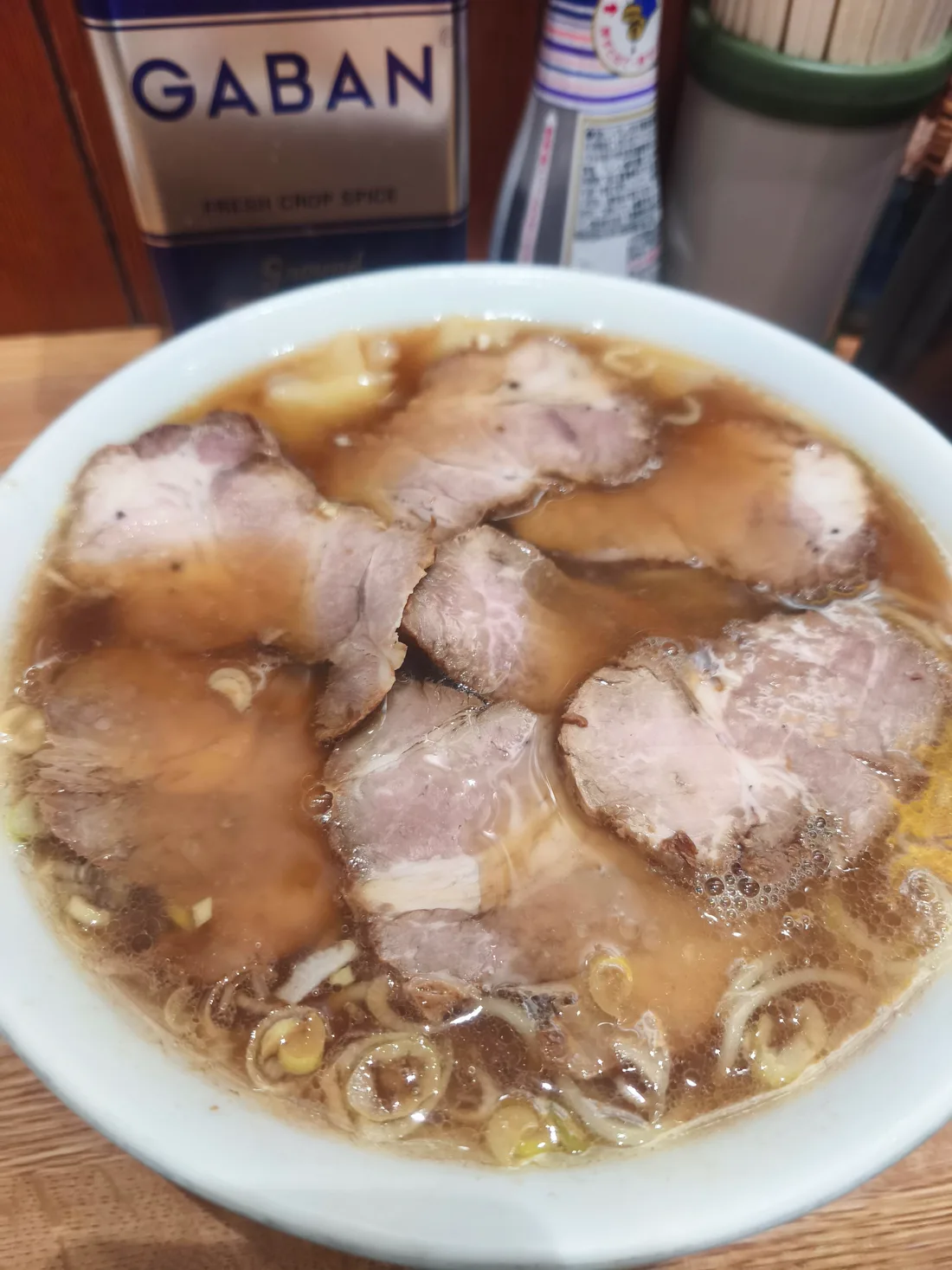 かいらくのチャーシューメン。澄んだ醤油スープに、大ぶりのチャーシューが何枚も重なって丼を覆っている