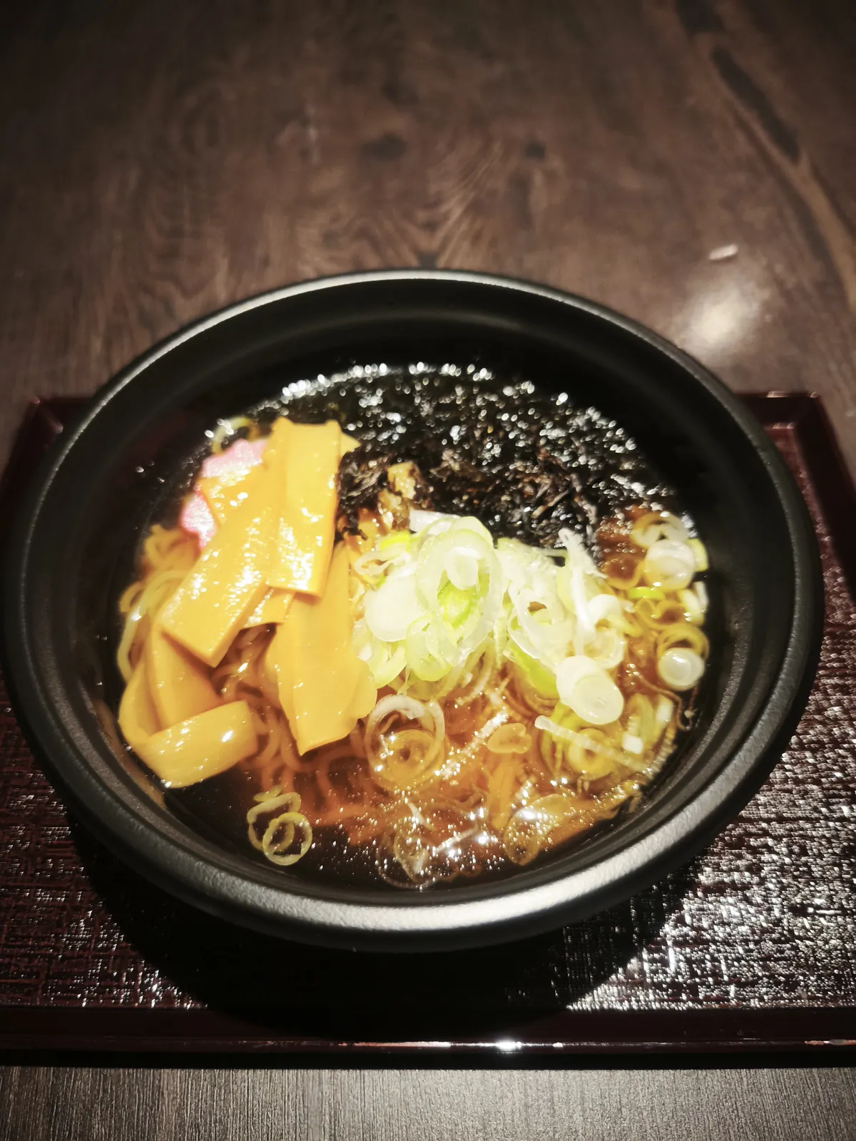 夜鳴きそばの器。しょうゆ味のラーメンにねぎ・メンマ・かまぼこがのっている
