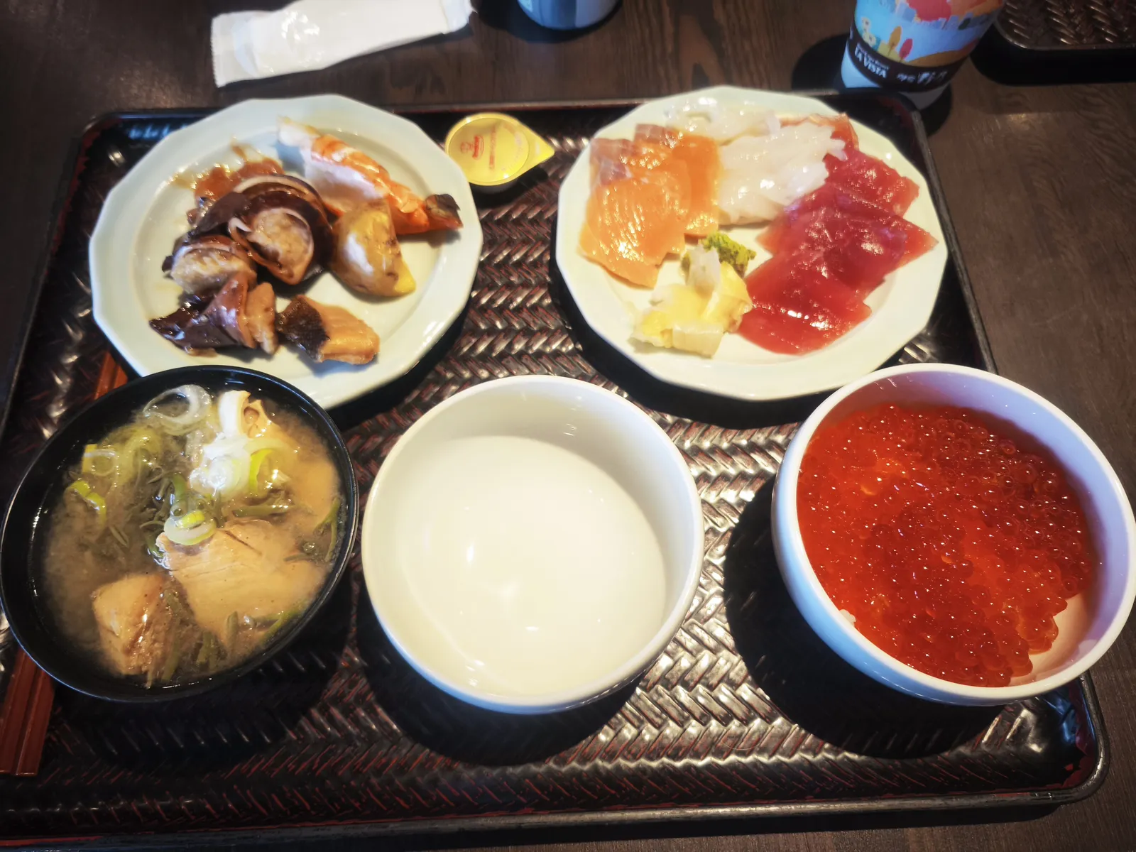 1回目に盛った朝食。いくら・刺身・焼き魚・味噌汁