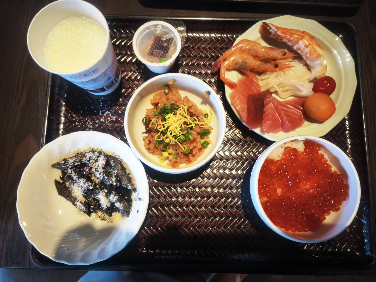 2回目に盛った朝食。えびの刺身、イカ墨のペンネ、うなぎの混ぜご飯に納豆、いくら丼、刺身盛り合わせ