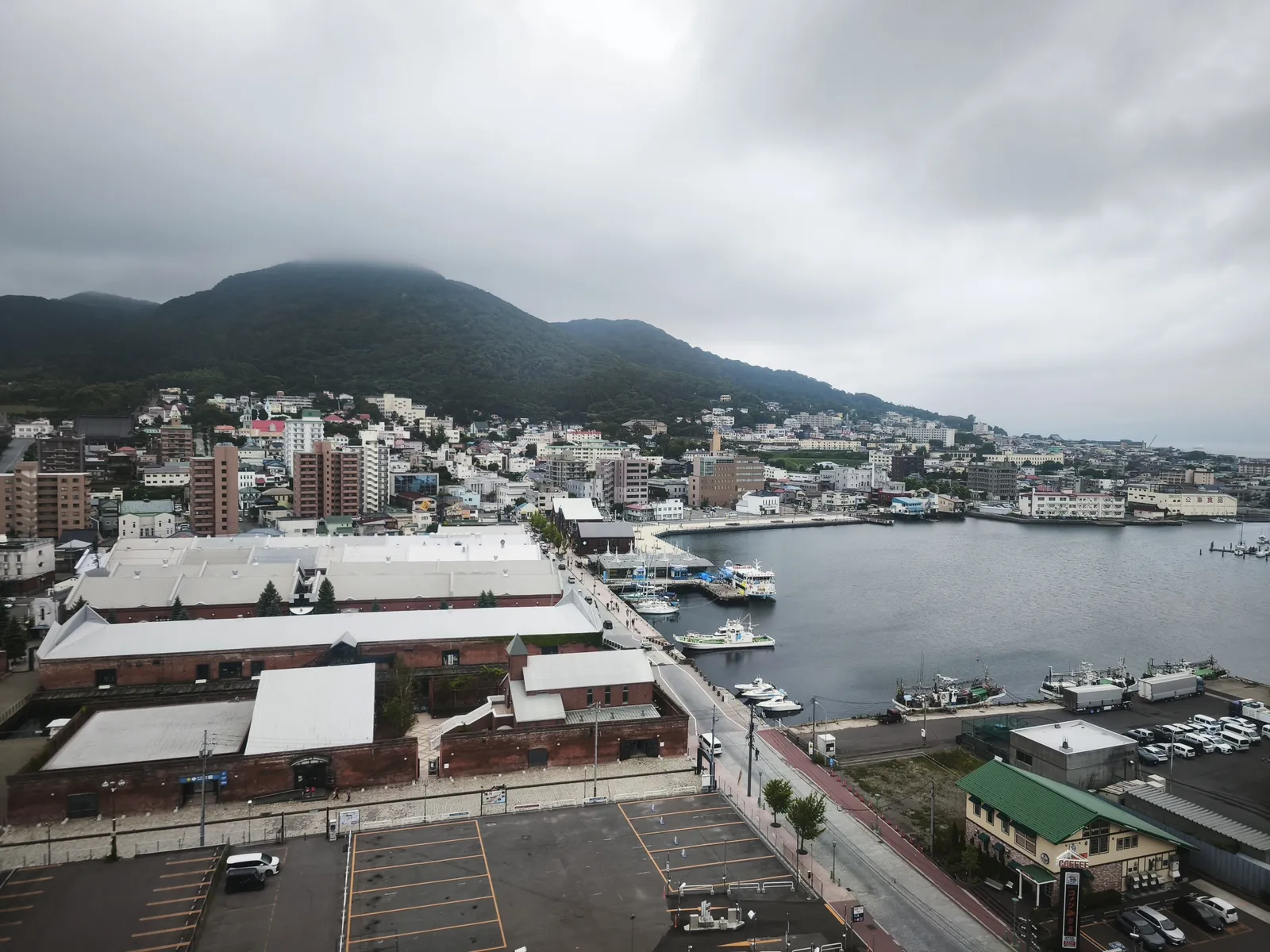 大浴場のラウンジから見た景色。アイスを食べながら眺めた函館の街並み