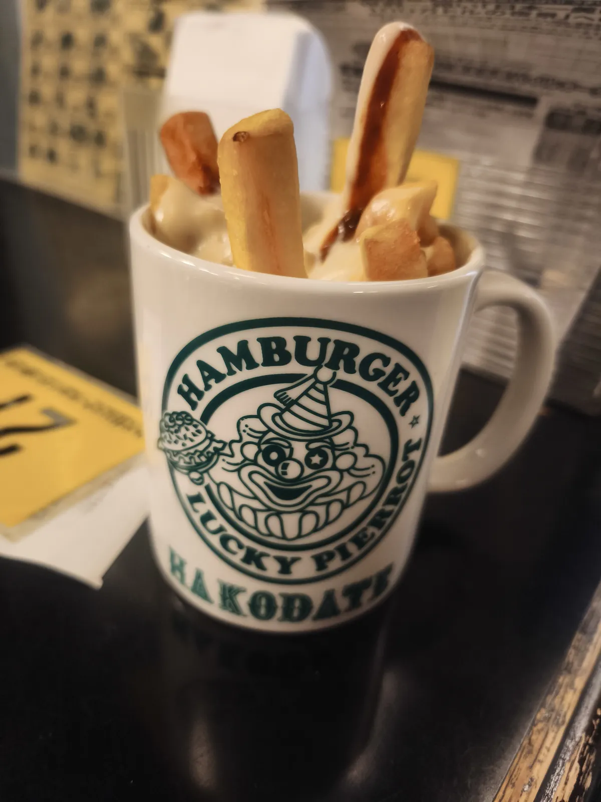 ラッキーピエロのマグカップに盛られたラキポテ