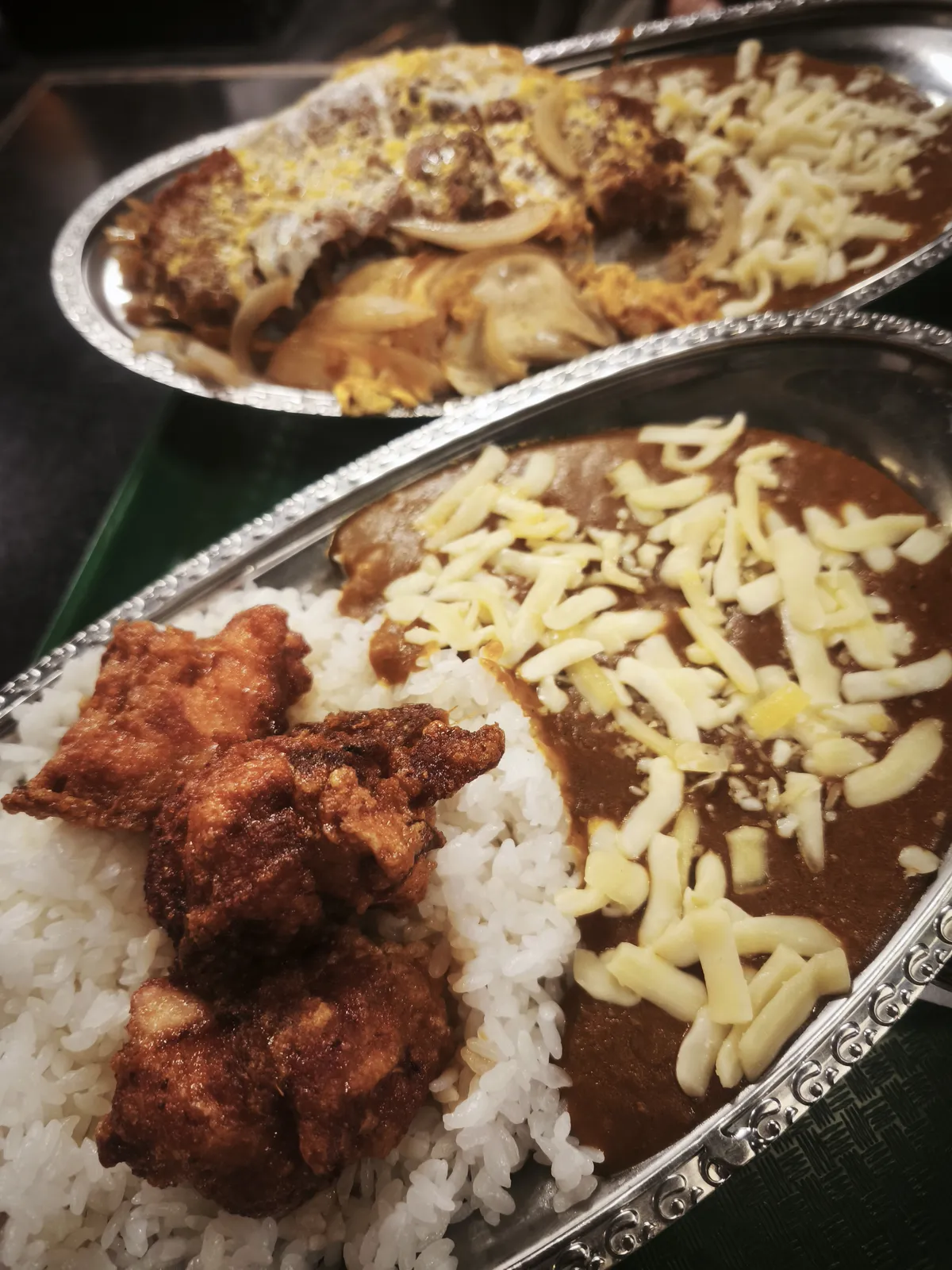 チーズをトッピングしたカレー大盛り2種