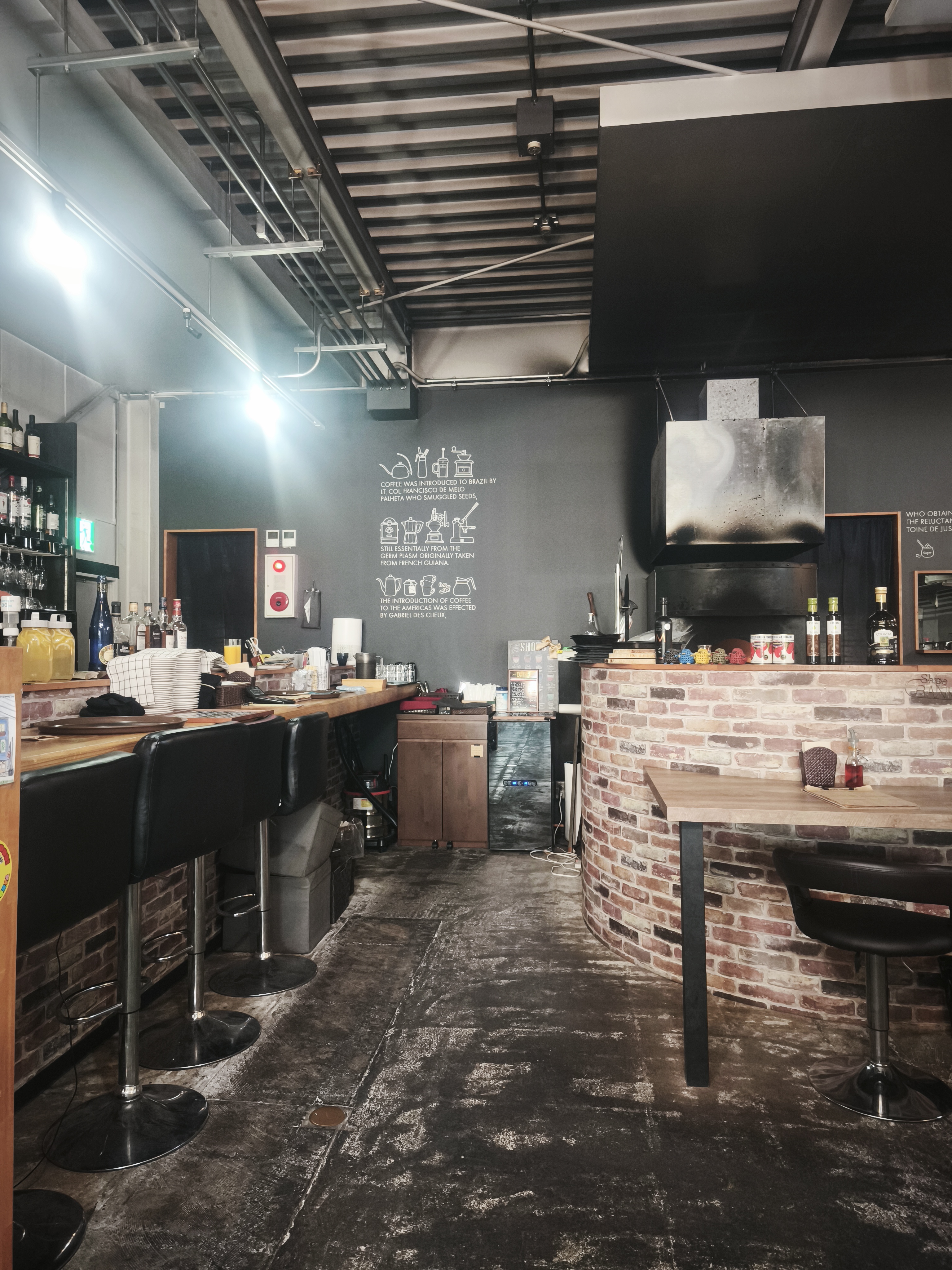 The Crank Pizzeria 店内。薪窯を中心にしたカジュアルな雰囲気