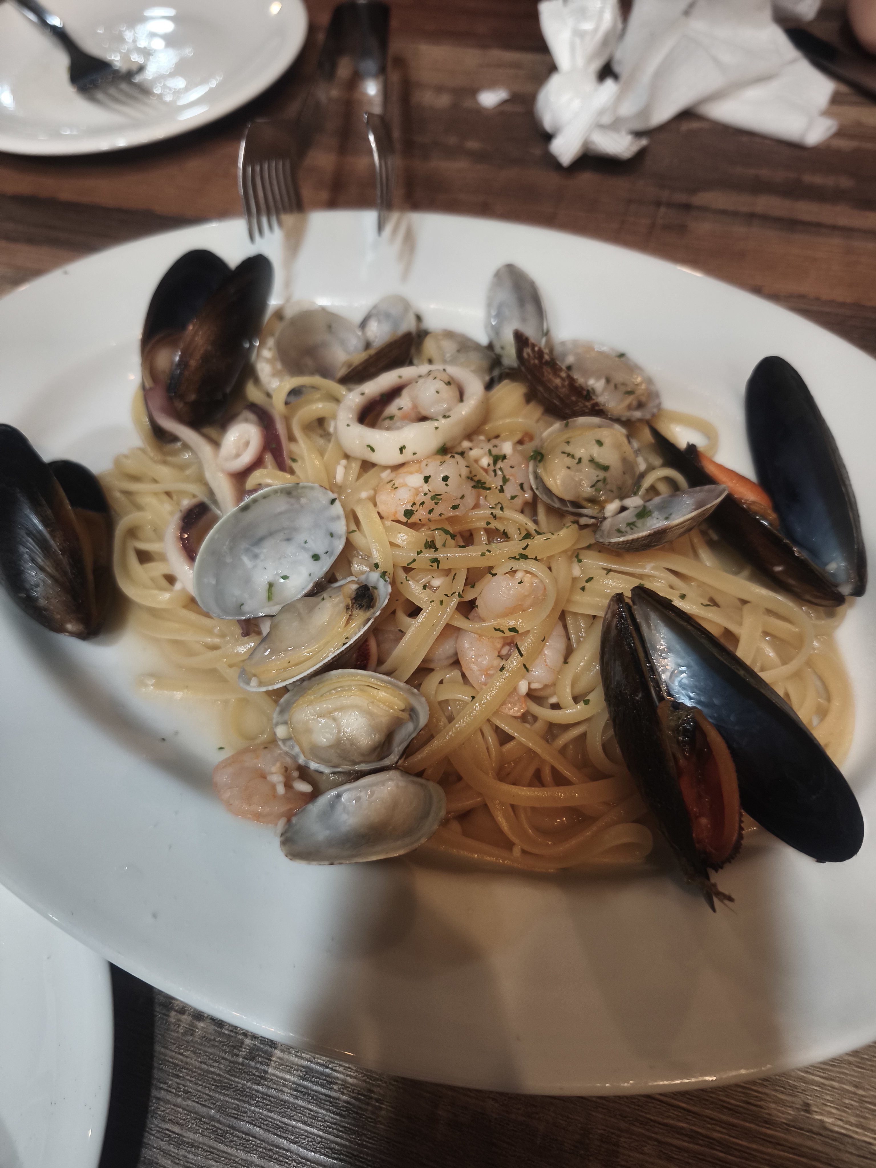 ペスカトーレ。ムール貝・あさり・エビ・イカの旨みが凝縮されたパスタ