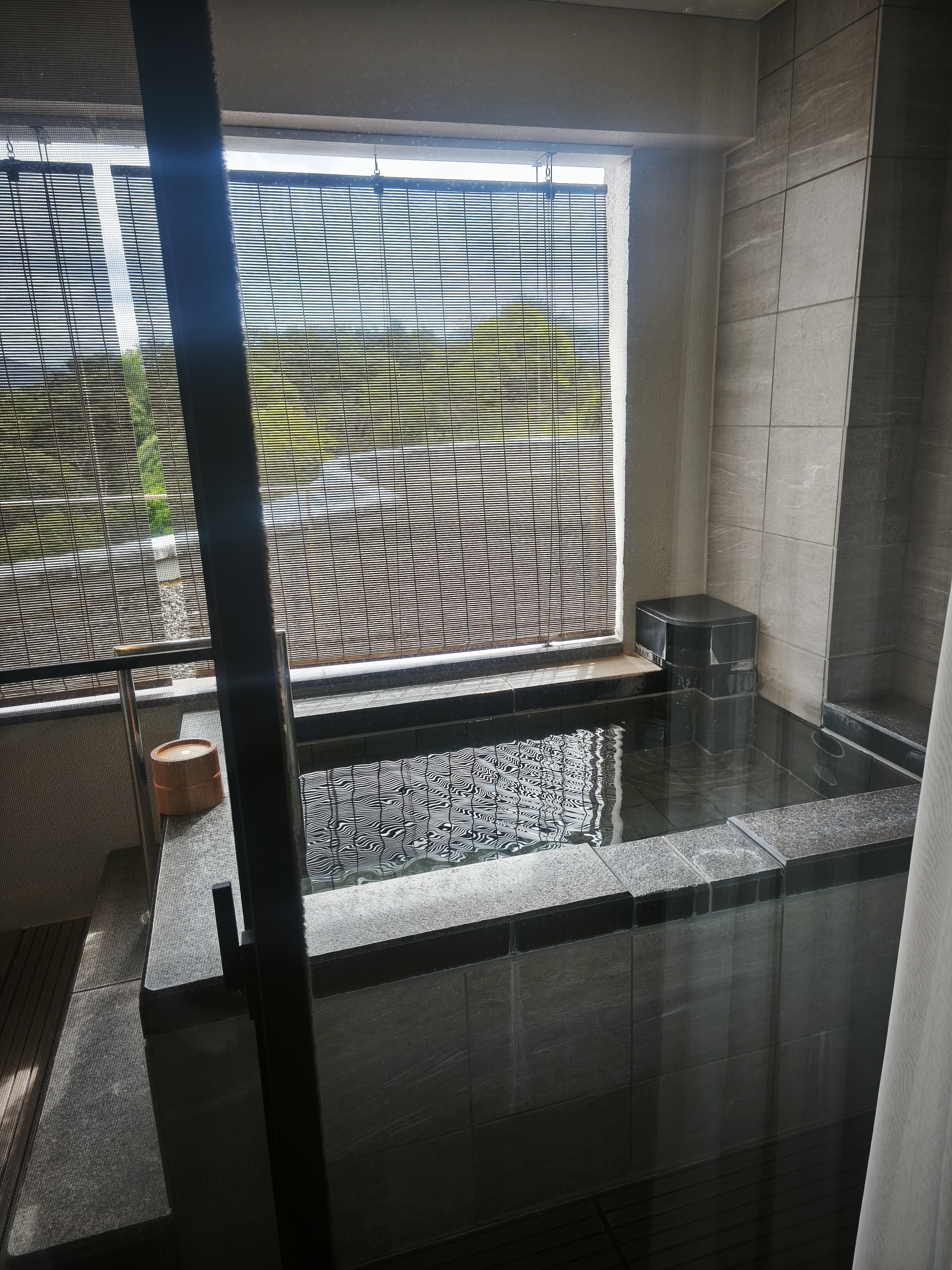 客室の露天風呂。部屋から緑が見える景色が最高だった