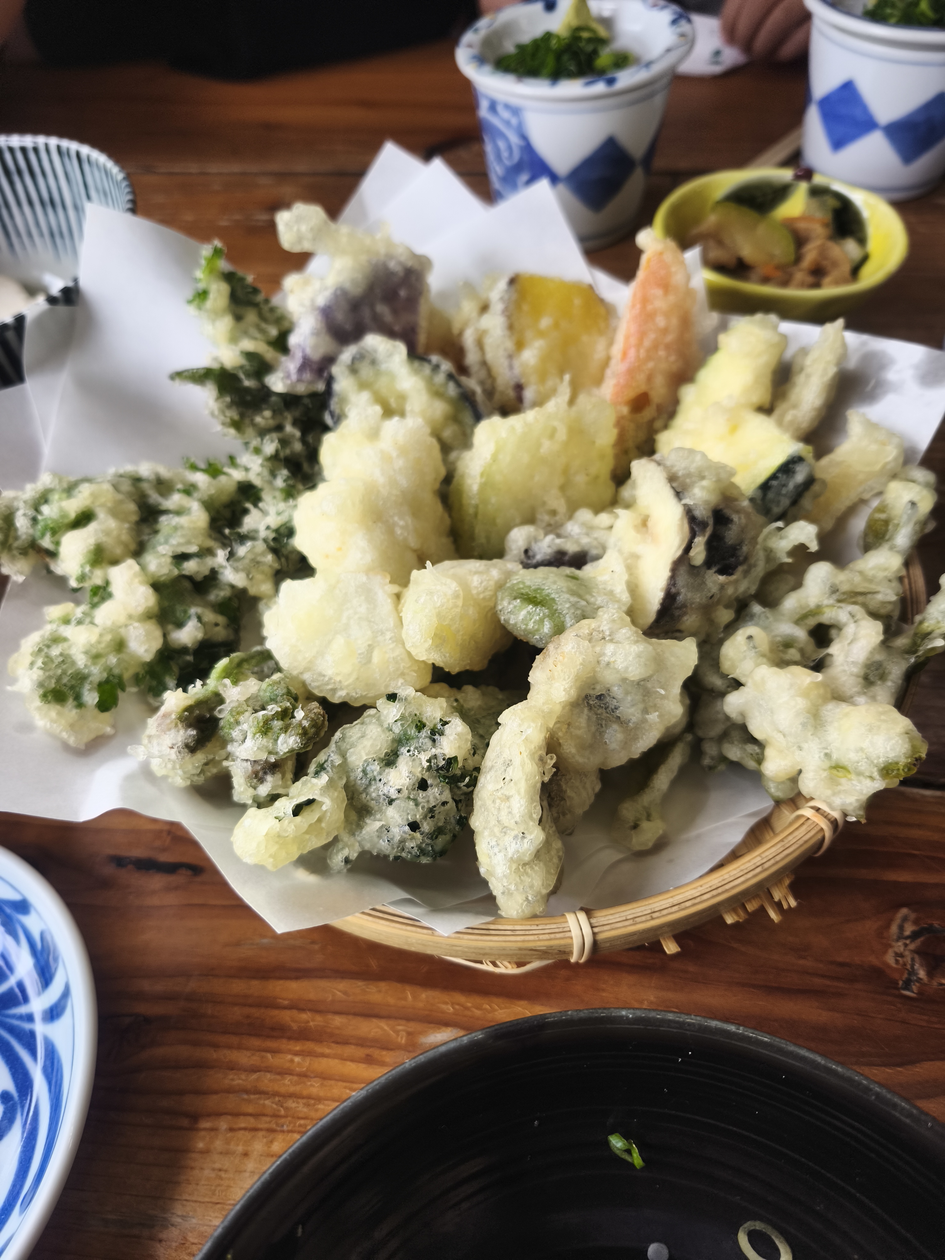 春の野菜天ぷら盛り合わせ。揚げたてサクサク、山菜の香りがよかった