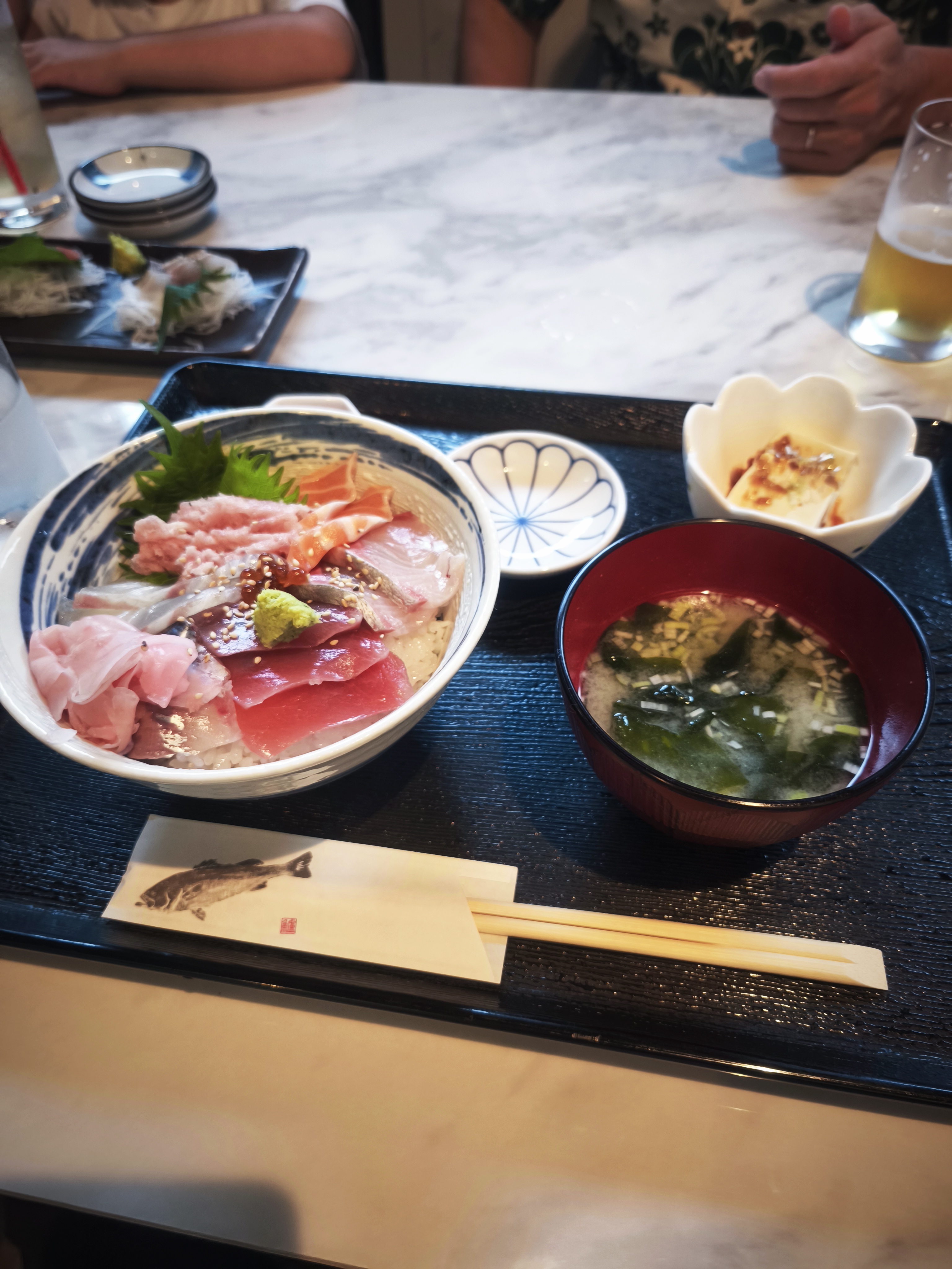 おまかせ海鮮丼と味噌汁。旬のネタがどっさり乗ってくる