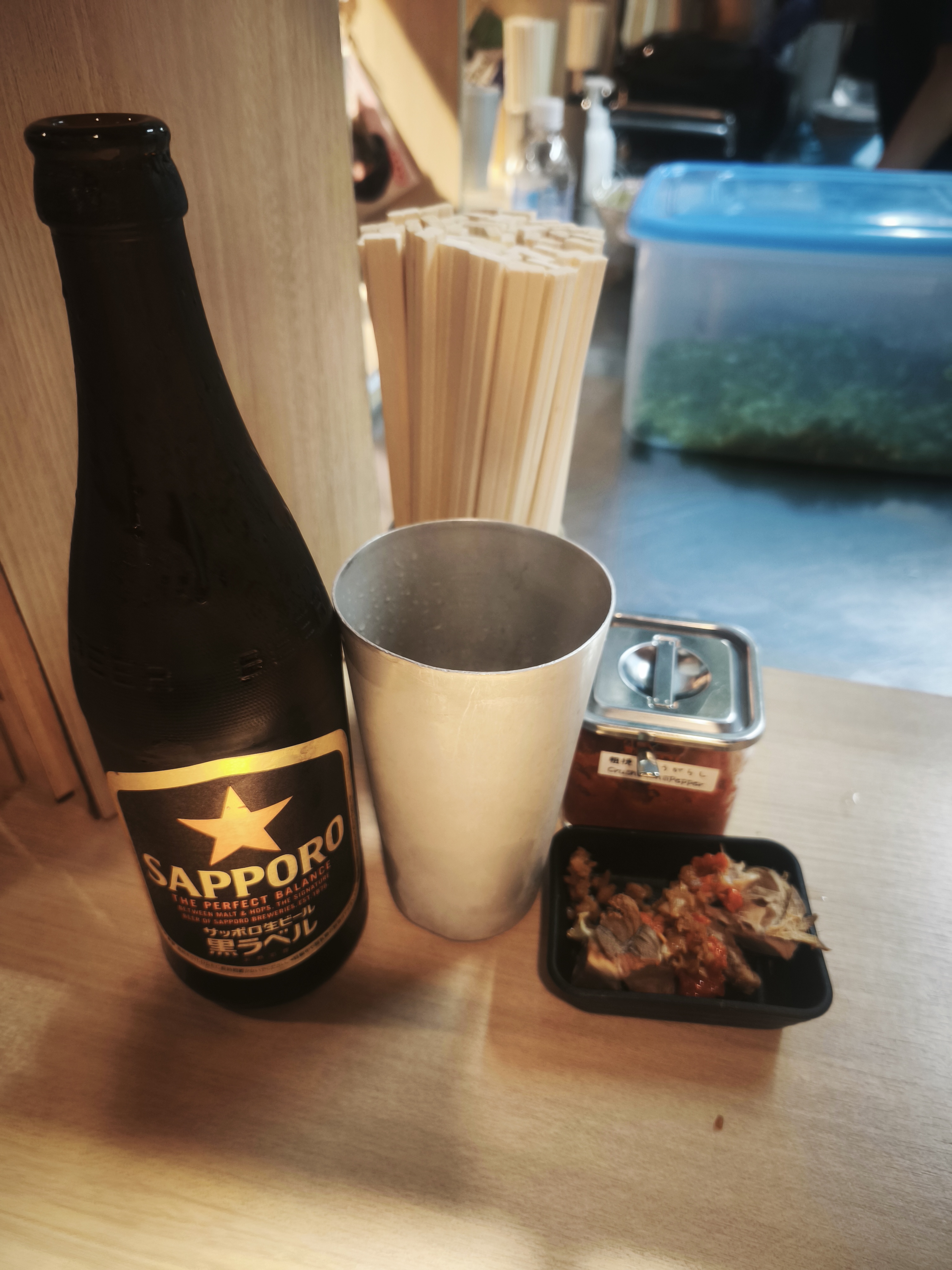 サッポロ黒ラベル瓶ビールとサービスのおつまみチャーシュー
