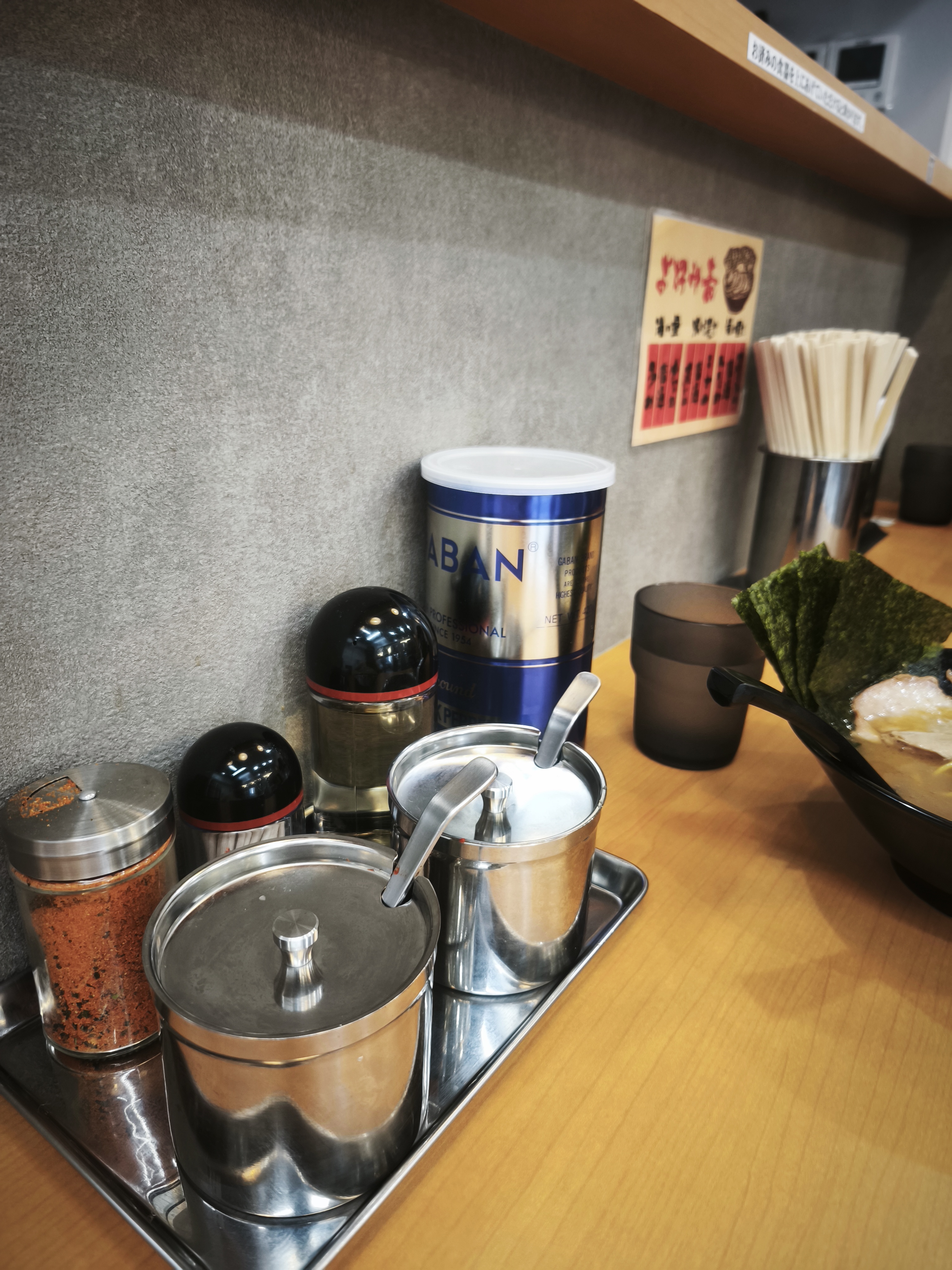 卓上の調味料と着丼直前の様子