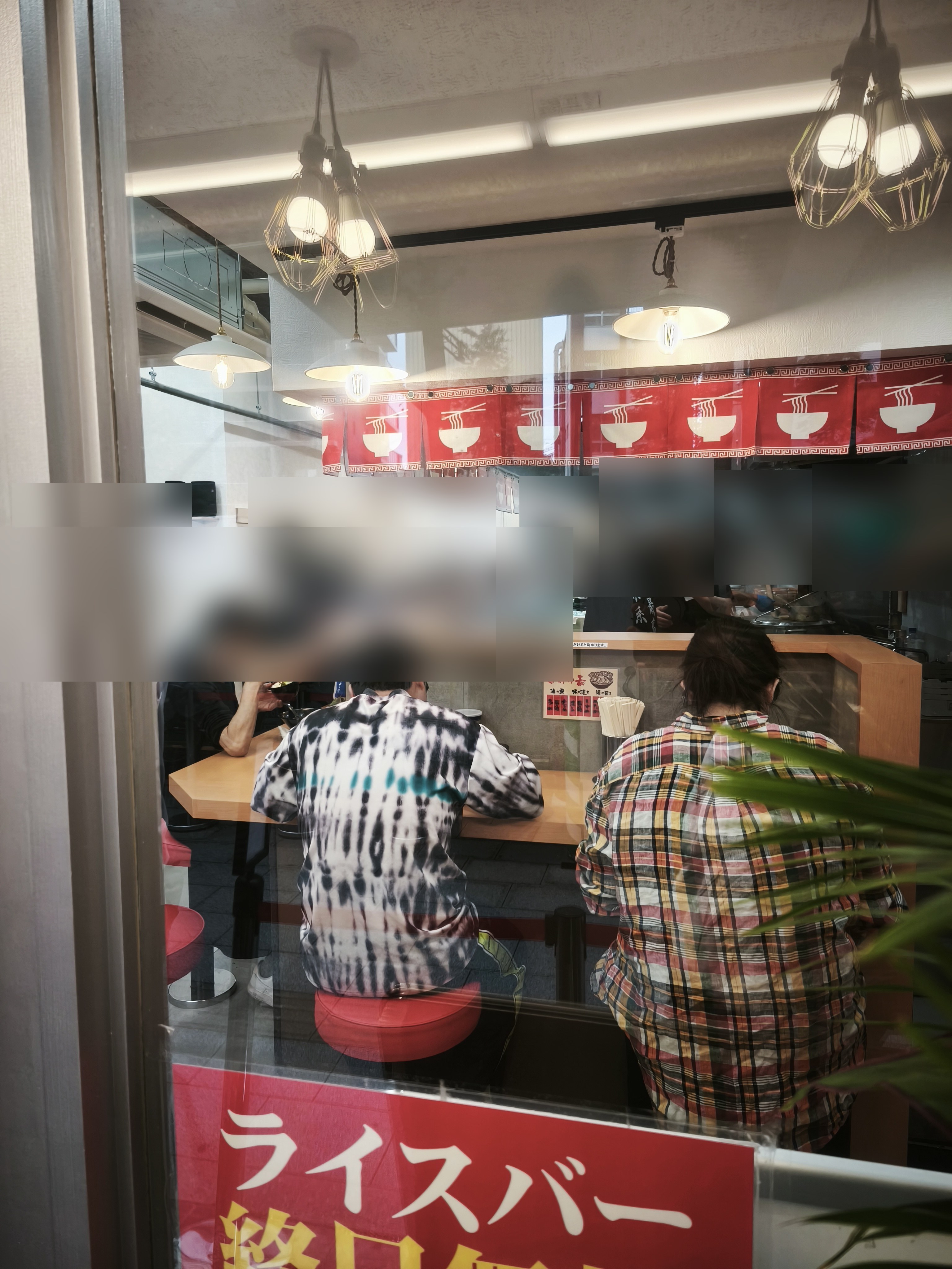 満席の店内。カウンター席が埋まっている（頭部はぼかしています）