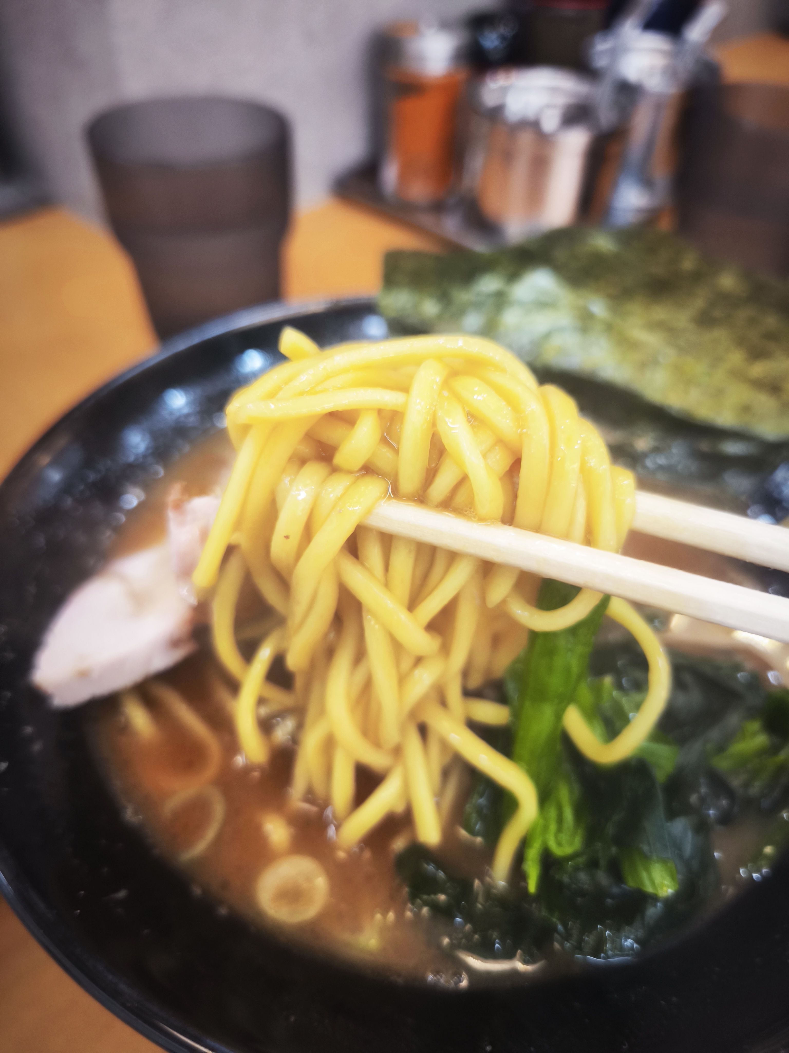 麺リフトアップ。細麺で黄色みが鮮やか