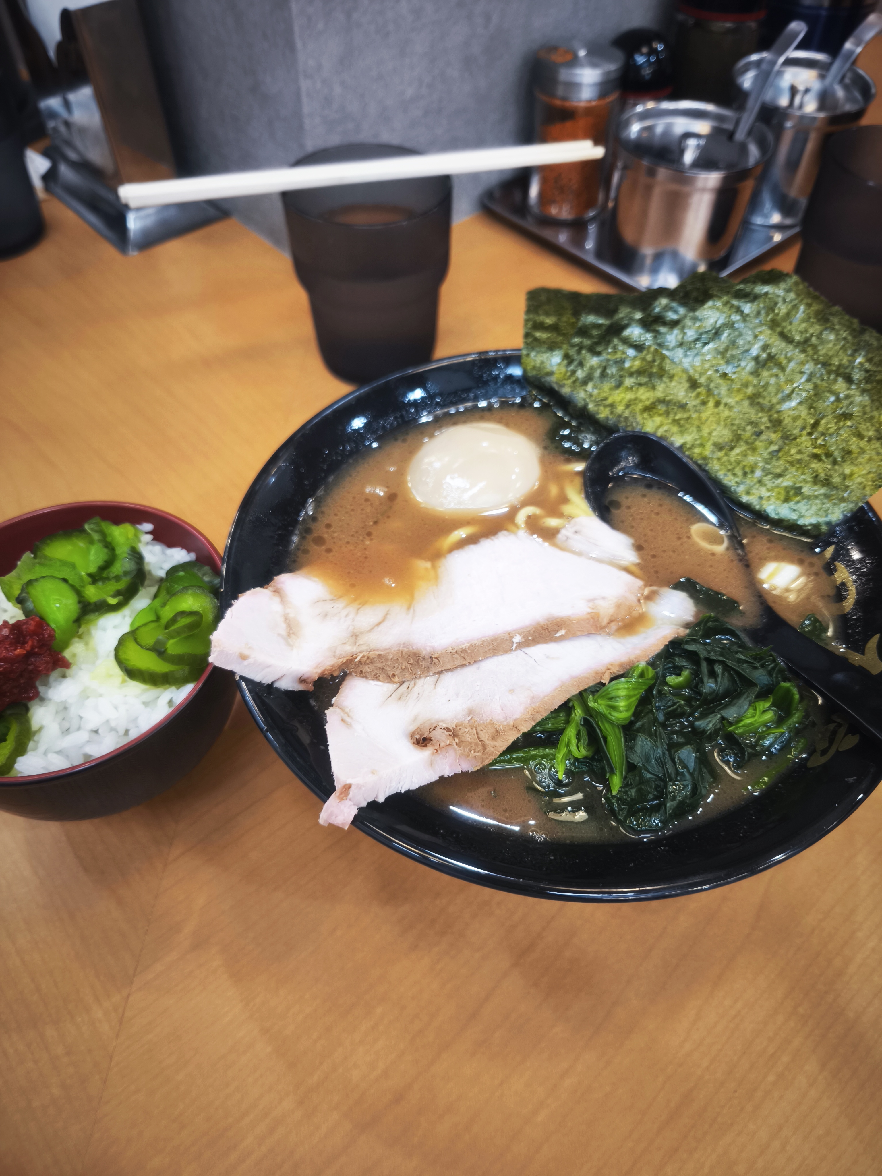 チャーシュー2枚・のり・ほうれん草の着丼。全部のせでライスも一緒に